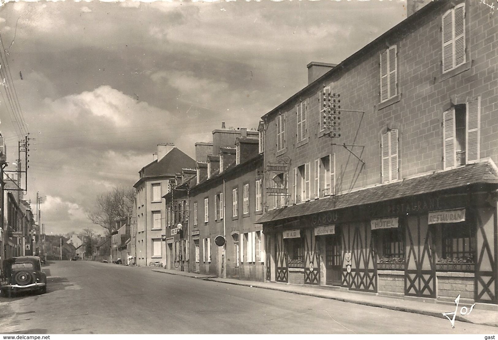 29   DAOULAS   LA  ROUTE  NATIONALE   VERS  BREST  ET  LANDERNEAU  (VOITURE  TRACTION CITROEN ) - Daoulas