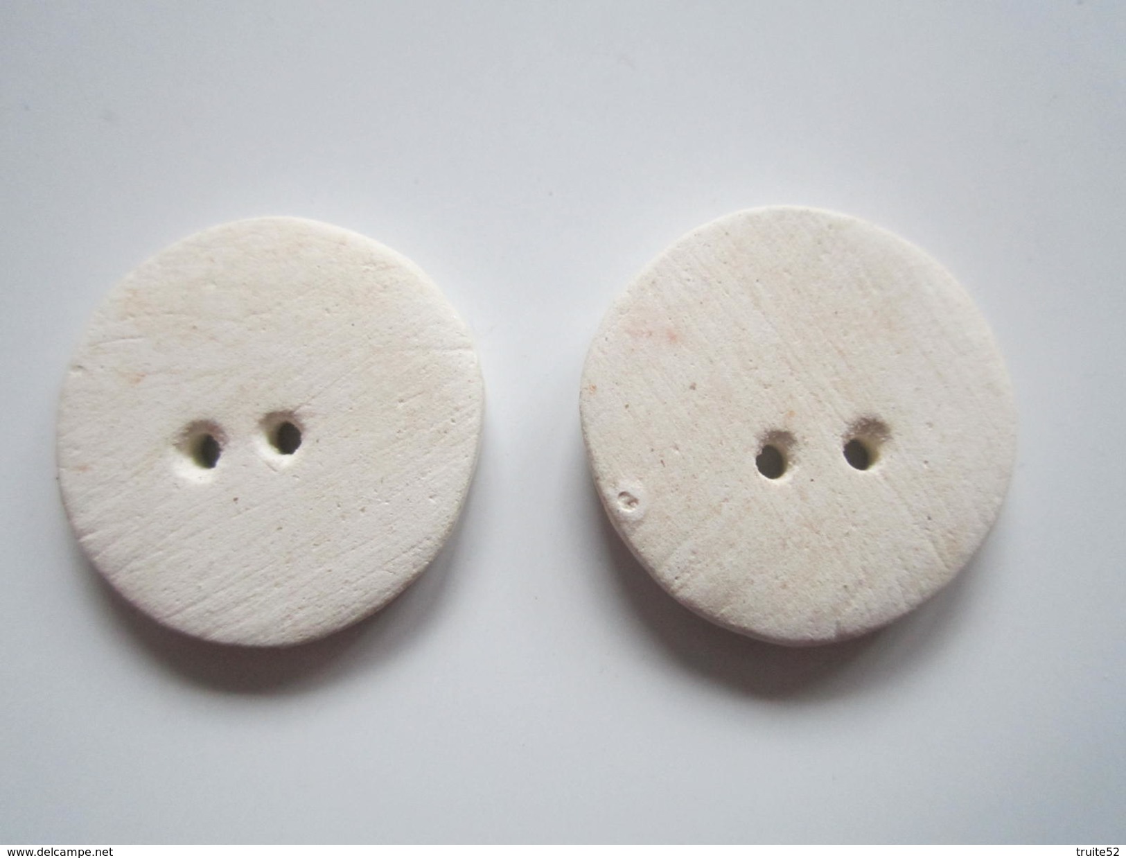 2 BOUTONS Signe De Ponctuation POINT Porcelaine ? Faience ? Ou Autre ? Diamètre 20 Mm Environs - Buttons