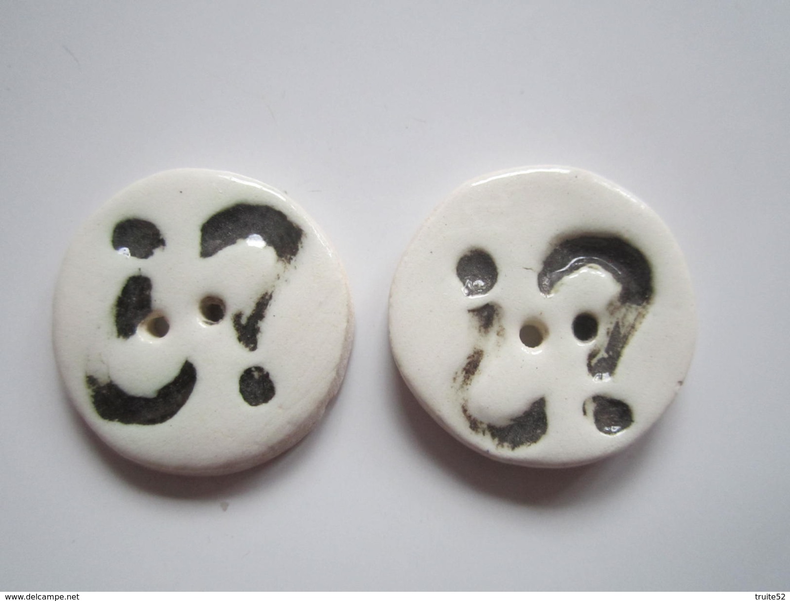 2 BOUTONS Signe De Ponctuation POINT D'INTERROGATION Porcelaine ? Faience ? Ou Autre ? Diamètre 20 Mm Environs - Buttons