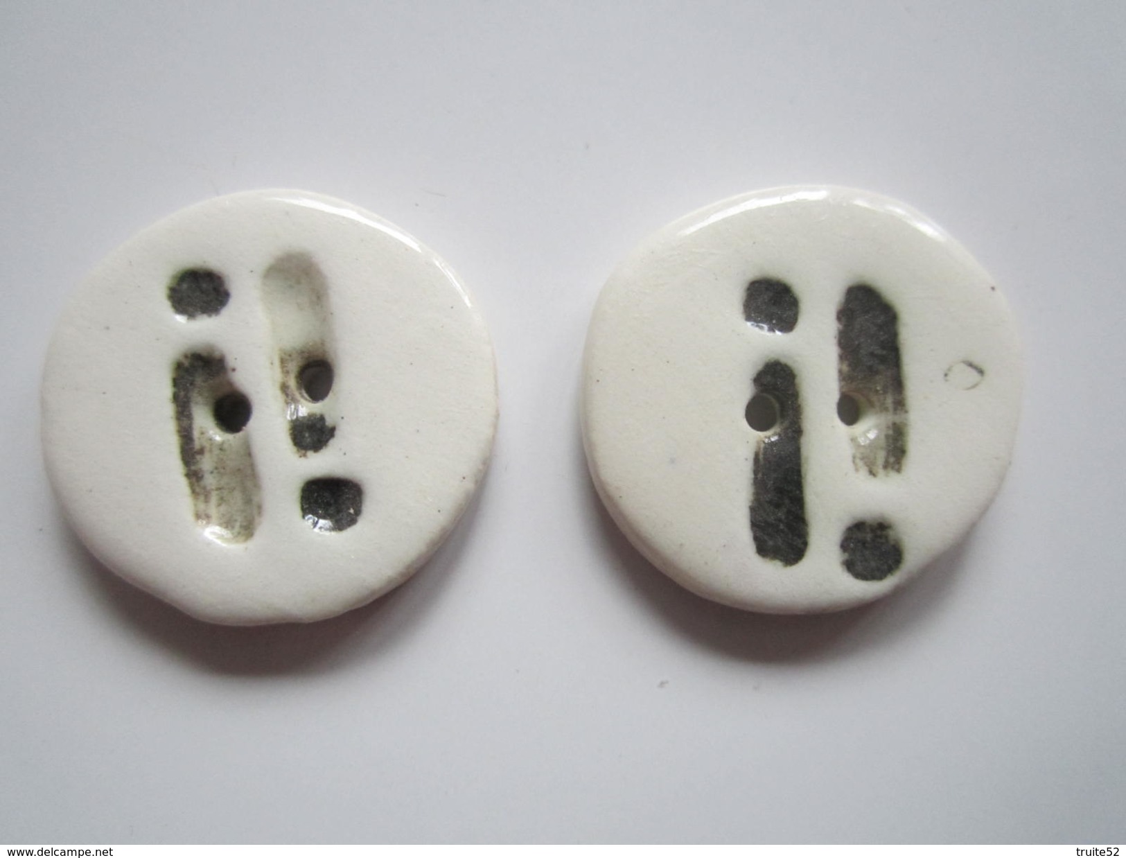 2 BOUTONS Signe De Ponctuation POINT D'EXCLAMATION Porcelaine ? Faience ? Ou Autre ? Diamètre 20 Mm Environs - Buttons