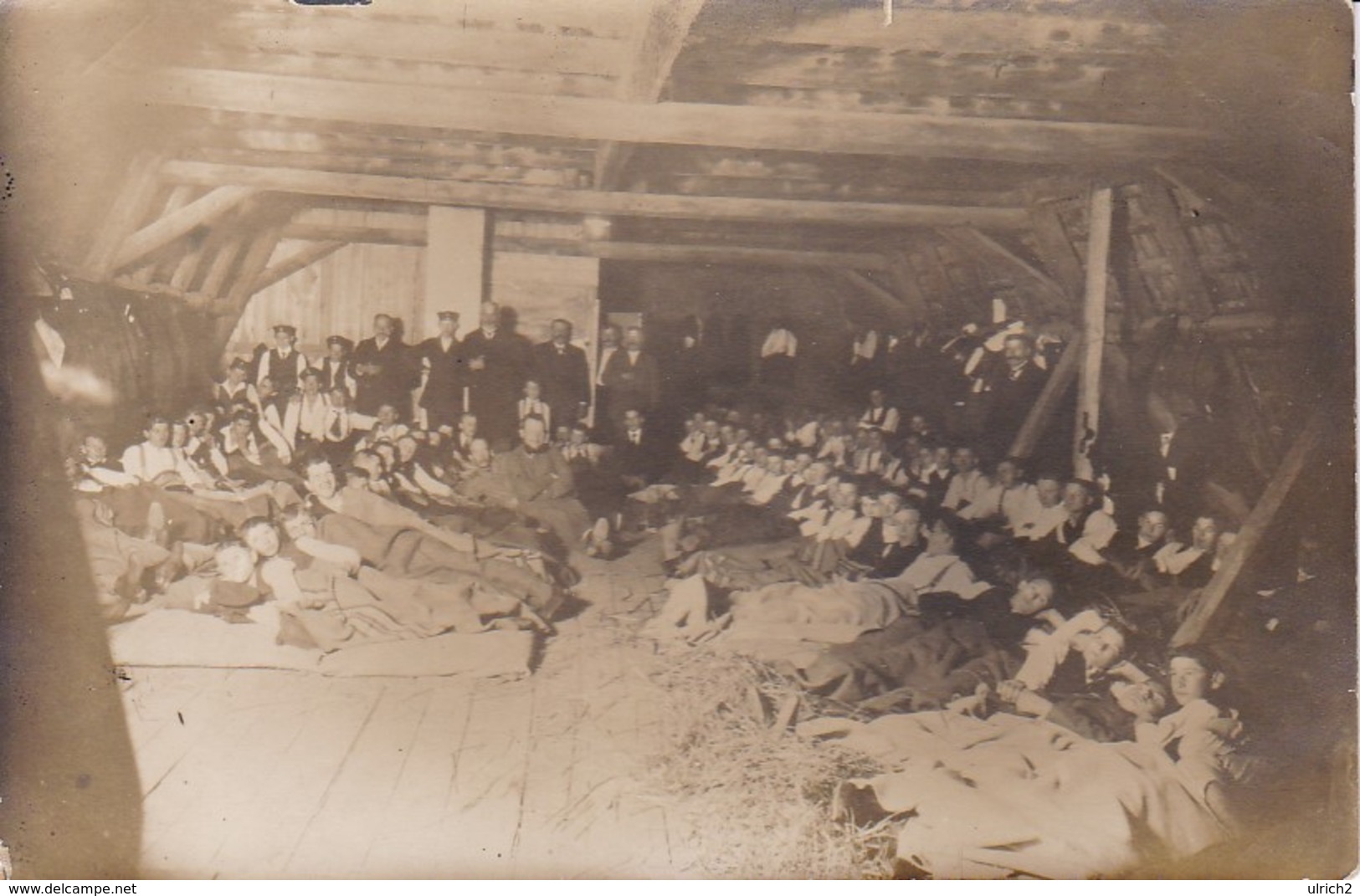 AK Foto Soldaten Und Kinder - Lager In Scheune - Atelier Meiner, Ohrdruf I. Thüringen - 1. WK (30498) - Guerre 1914-18