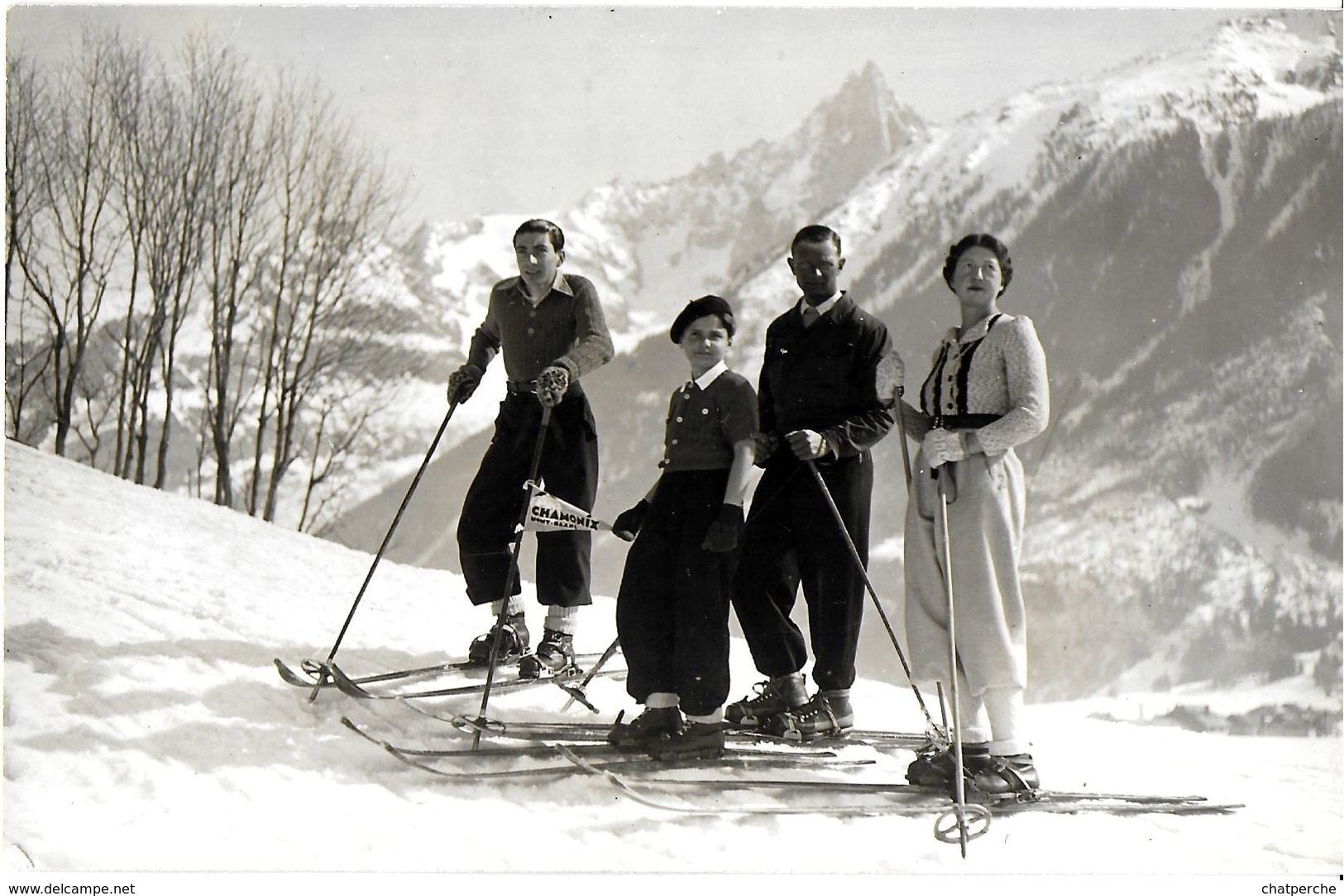 CHAMONIX MONT-BLANC 74 HAUTE-SAVOIE CARTE PHOTO GROUPE DE SKIEURS FANION CHAMONIX PHOTO A. GOUTTET - Chamonix-Mont-Blanc