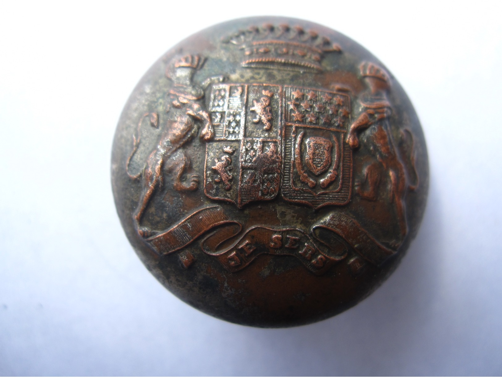 BOUTON MILITAIRE JE SERS  BOUVET RUE CASTIGLIONE PARIS DIAMETRE 3,5 CM - Buttons