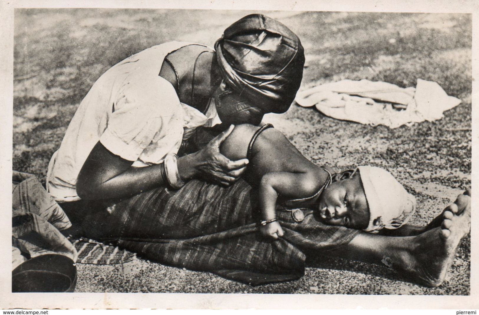 NIGER...EDIT LABITTE  DAKAR  NO.2.bebe Recevant Un Lavenent - Niger