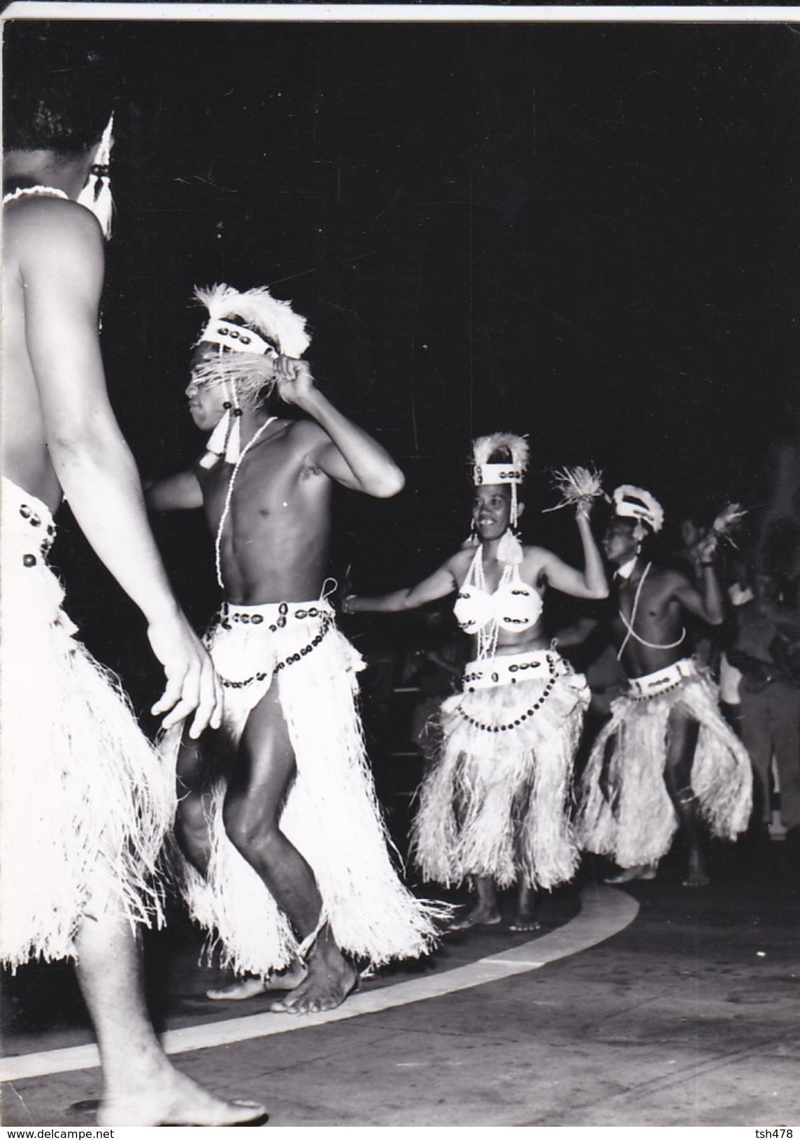 PHOTO--POLYNESIE Souvenir D'escale à TAHITI ?--porte-avions FOCH Ou CLEMENCEAU ( Année 1966-68 ? )--voir 2 Scans - Polynésie Française