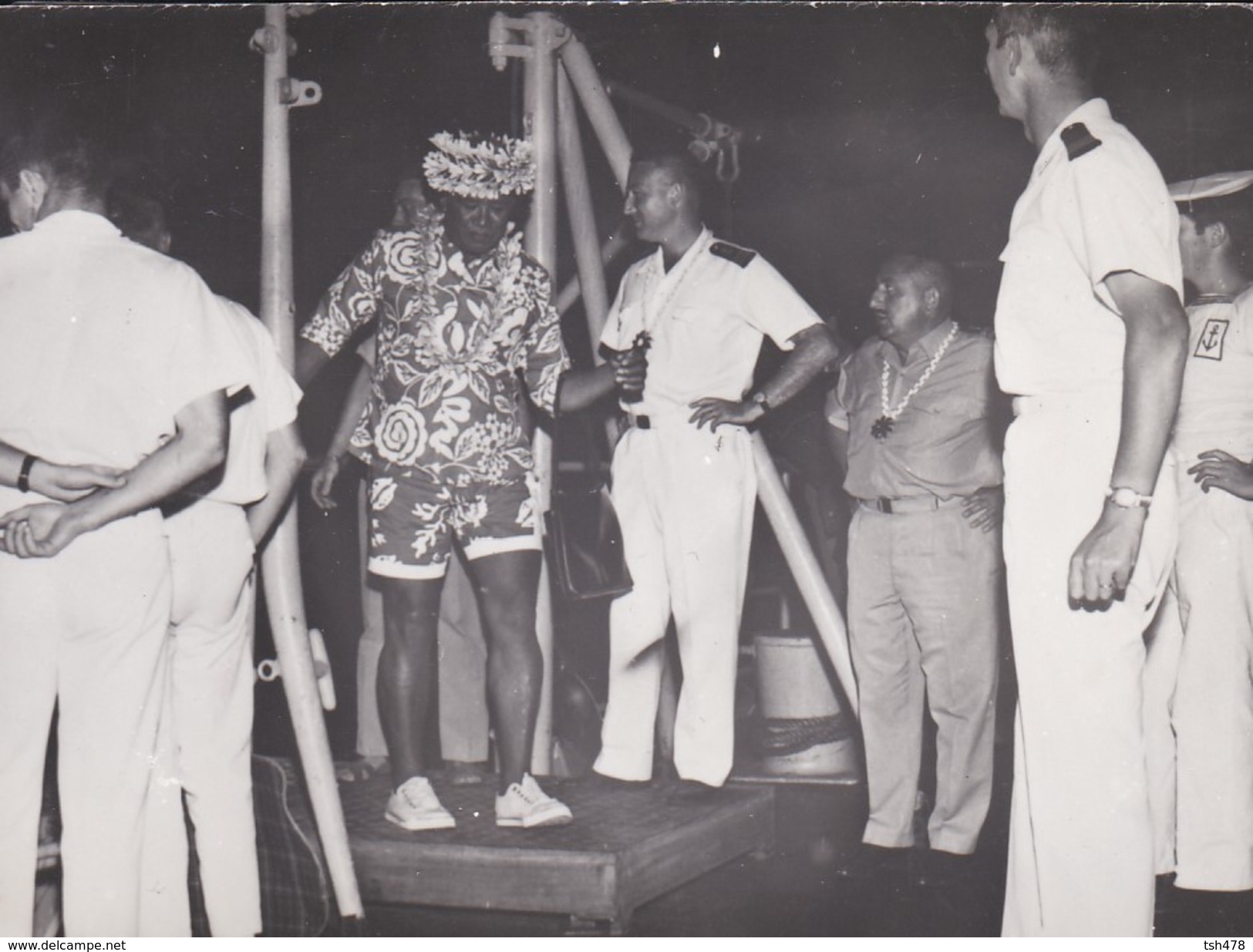 PHOTO--POLYNESIE Souvenir D'escale à TAHITI ?--porte-avions FOCH Ou CLEMENCEAU ( Année 1966-68 ? )-voir 2 Scans - Polynésie Française
