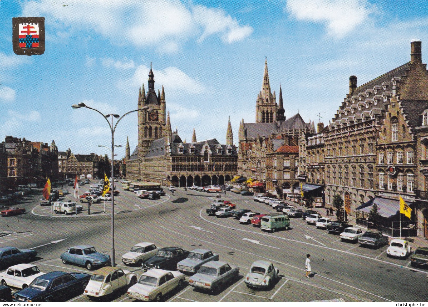 Ieper, Ypres, Grote Markt, Oldtimers, Citroën DS, 2CV, BMW, Mercedes, VW T1, Enz... (pl38839) - Ieper