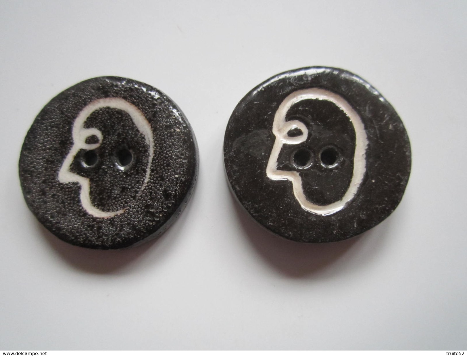 2 BOUTONS TETE DE BONHOMME Porcelaine ? Faience ? Ou Autre ? Diamètre 20 Mm Environs - Buttons