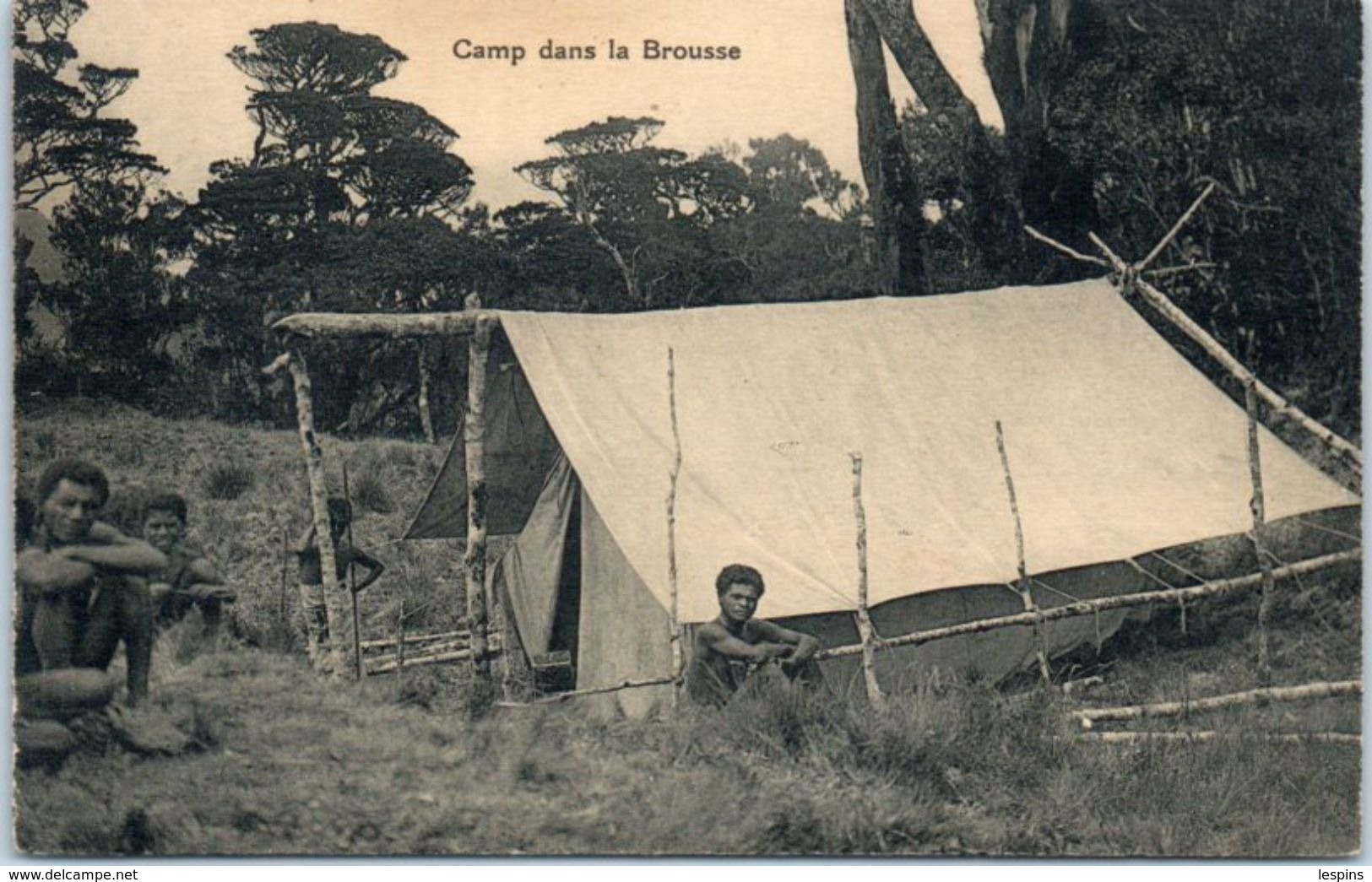 OCEANIE --  Papouasie  - NOUVELLE GUINEE - Camp Dans La Brousse - Papoea-Nieuw-Guinea