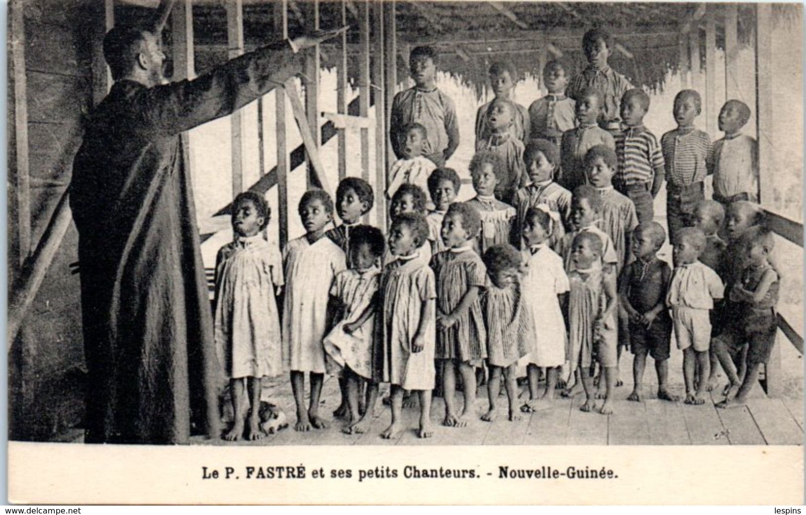 OCEANIE --  Papouasie  - NOUVELLE GUINEE - Le P. Fastré Et Ses Petits Chanteurs - Papua-Neuguinea