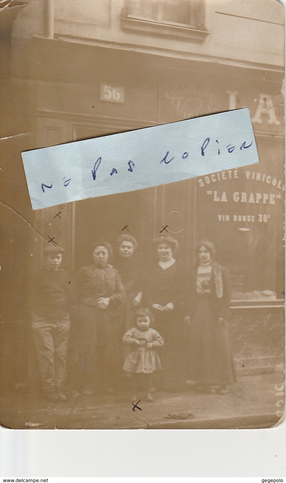 PARIS ?? - Un Groupe Qui Pose Devant La  Société Vinicole " LA GRAPPE " , 56 Rue ???  - Carte-photo  à Localiser - A Identificar