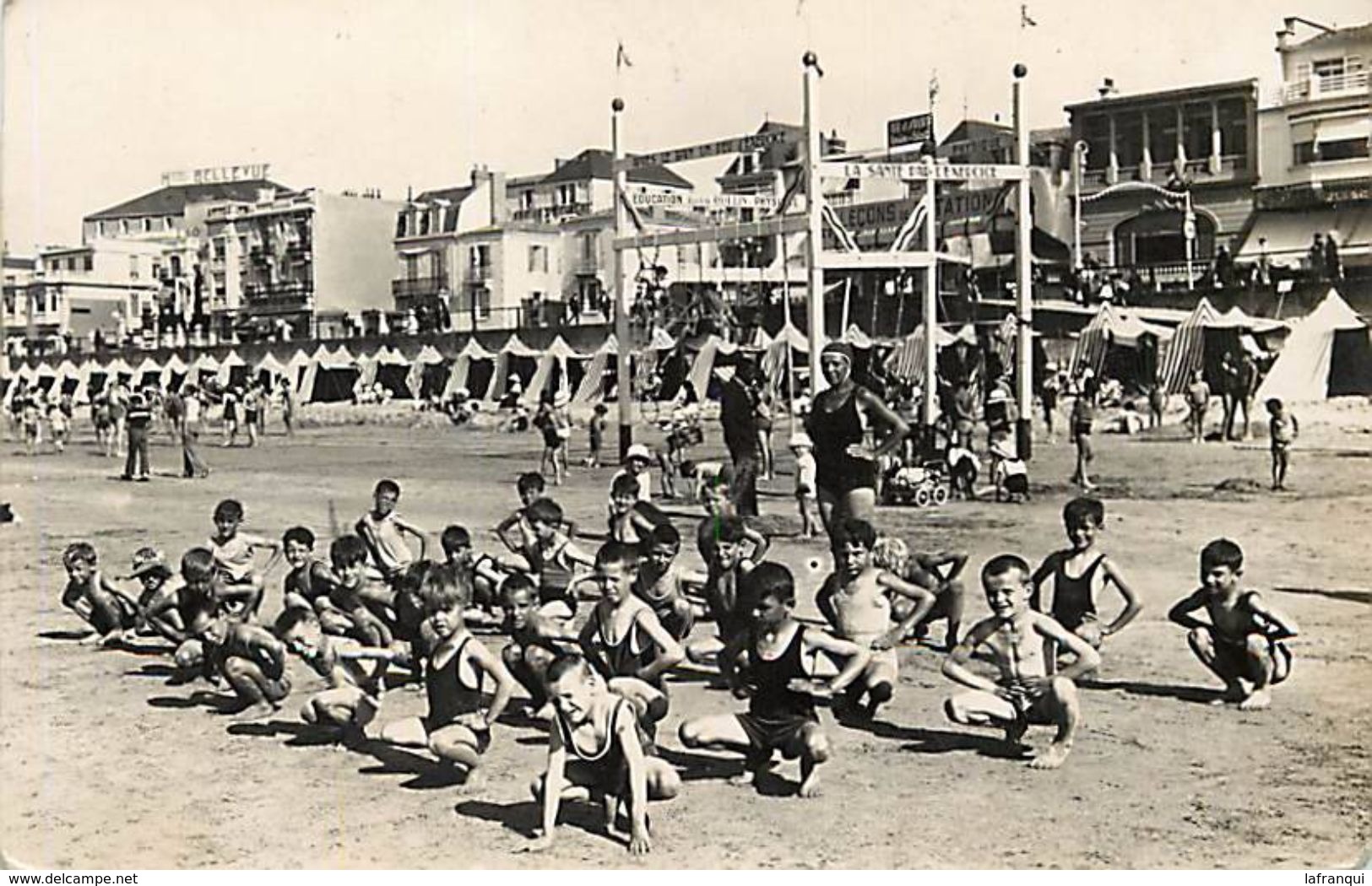 -ref V512- Carte Photo Non Située A Identifier -plage Bord De Mer -education Physique -gaston Collin -hotel Bellevue  - - A Identifier