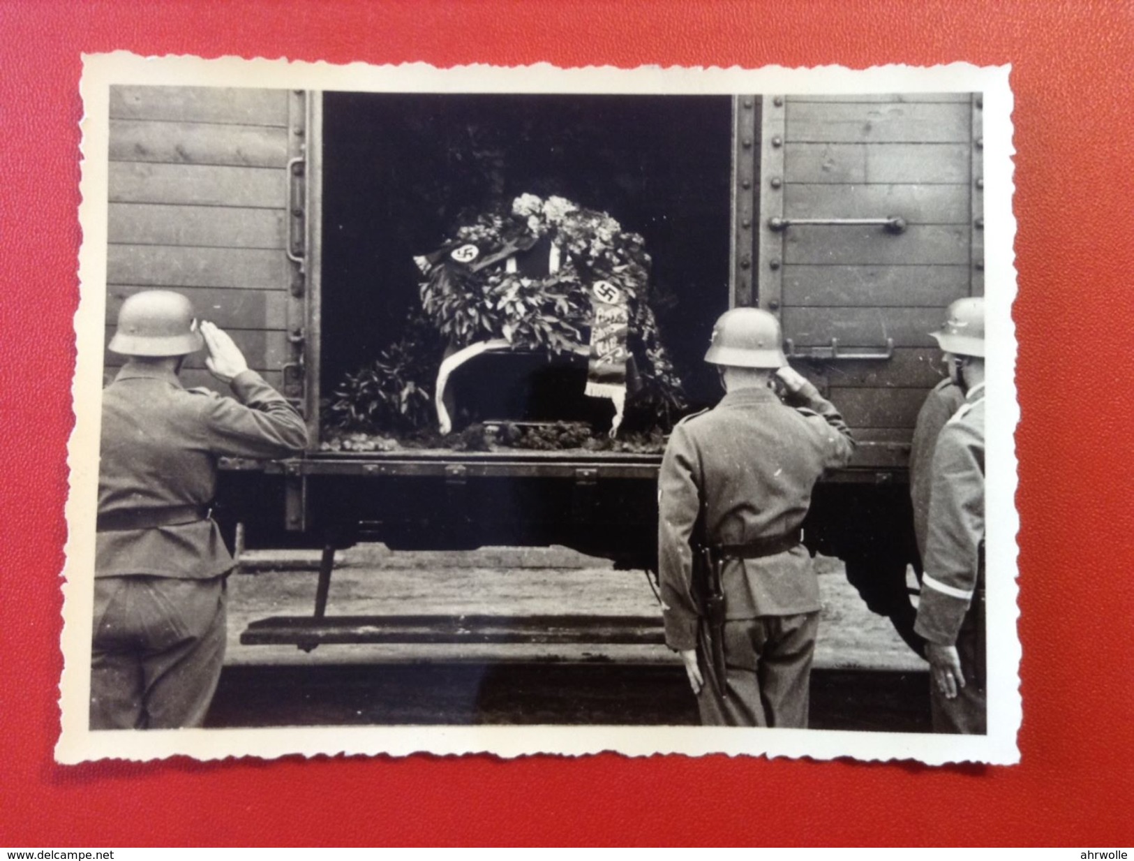 Foto WW2 Sarg Eines Toten Soldaten Im Wagon Zug Mit 3 Bewachten Soldaten Gebinde Mit Hakenkreuz Ca. 1940 - Guerre, Militaire