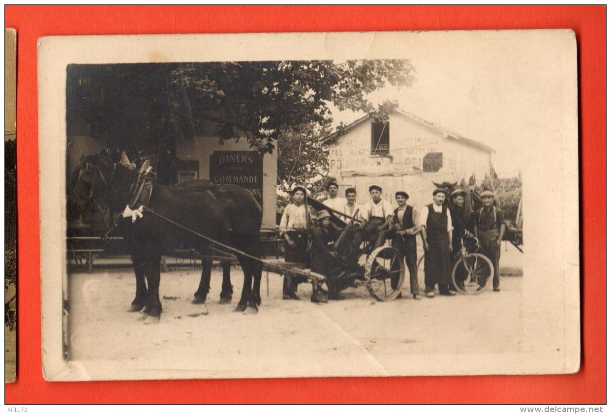 MNV-08  Carte-Photo D'un Attelage Et Des Employés Maréchal-ferrand ? Restaurant, Lieu Inconnu.Non Circ. Petite Cassure - Photographie