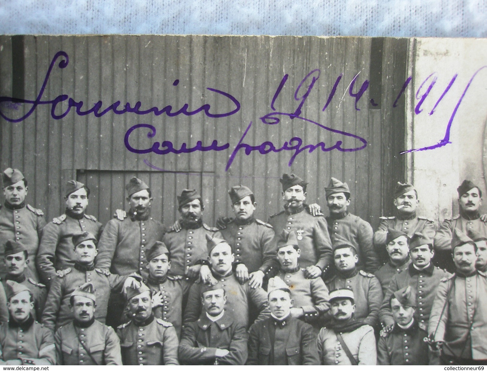 CARTE POSTALE SOUVENIR CAMPAGNE 1914-1915 GROUPE DE DRAGONS / CAVALIERS / CHASSEURS POILU FRANCAIS - Guerre 1914-18