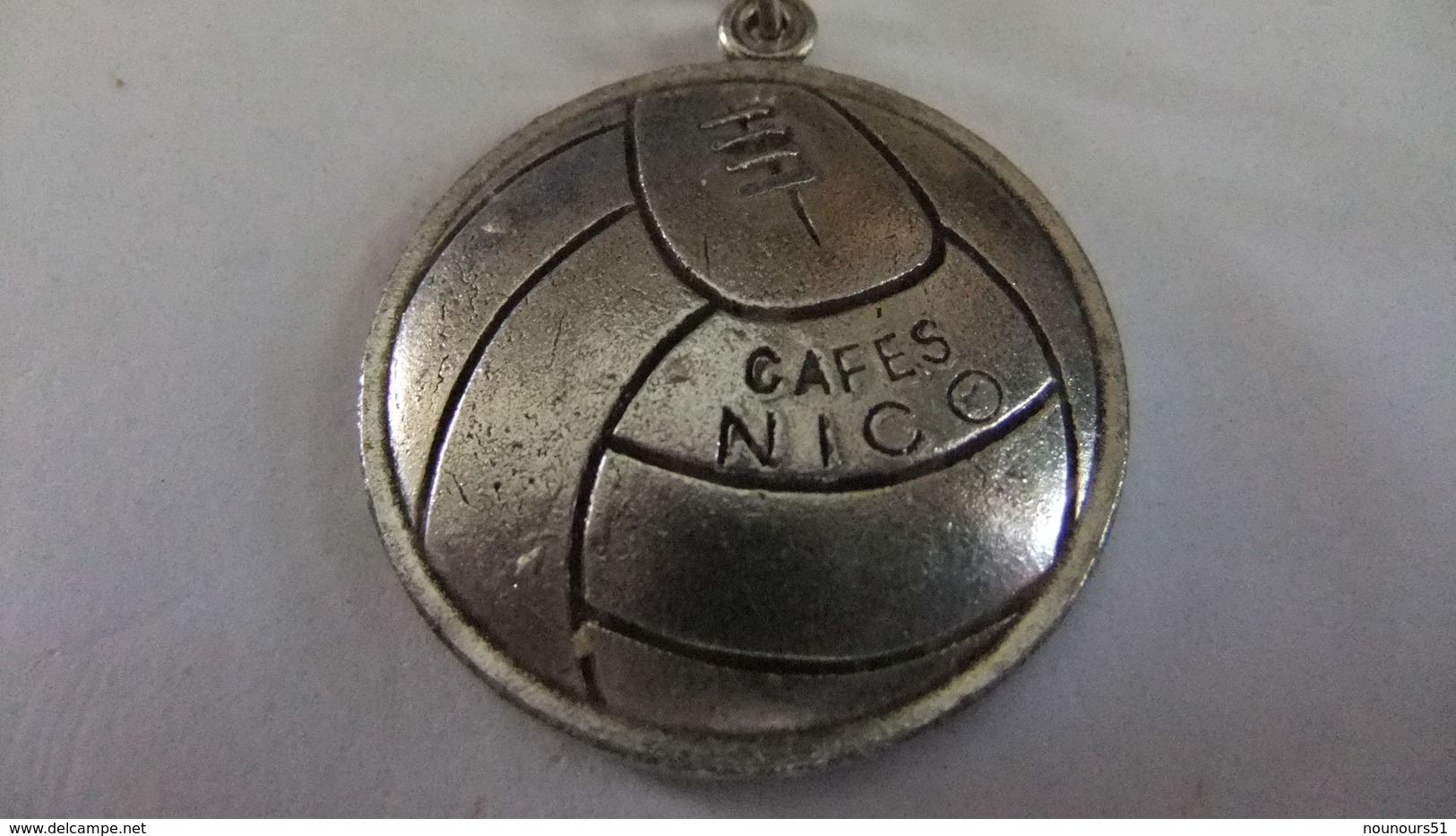 Année 60 1 Porte Clé Métal  Coupe Du Monde 1966 Café  NICO - Key-rings