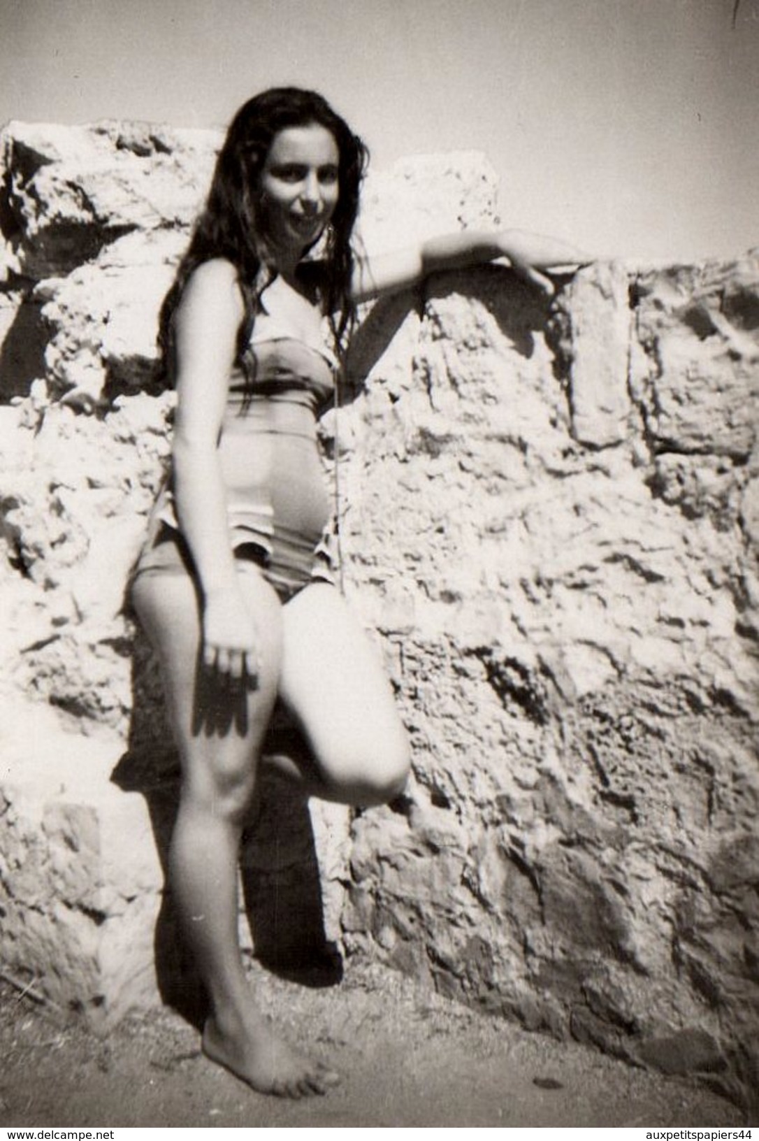 Photo Originale Plage & Maillot De Bain Pour Pin-up Sexy Aux Rondeurs Sympathiques Sur Un Rocher Vers 1960/70 - Pin-Ups