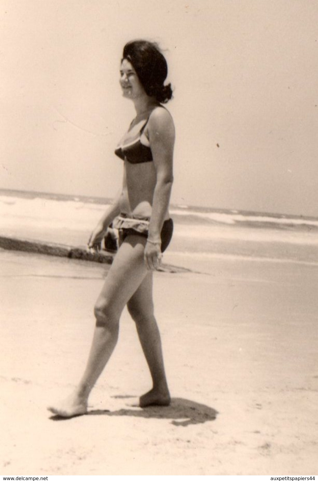 Photo Originale Plage & Maillot De Bain Vintage Pour Pin-up Sexy En Bikini Marchant Sur Une Plage 60's - Pin-Ups