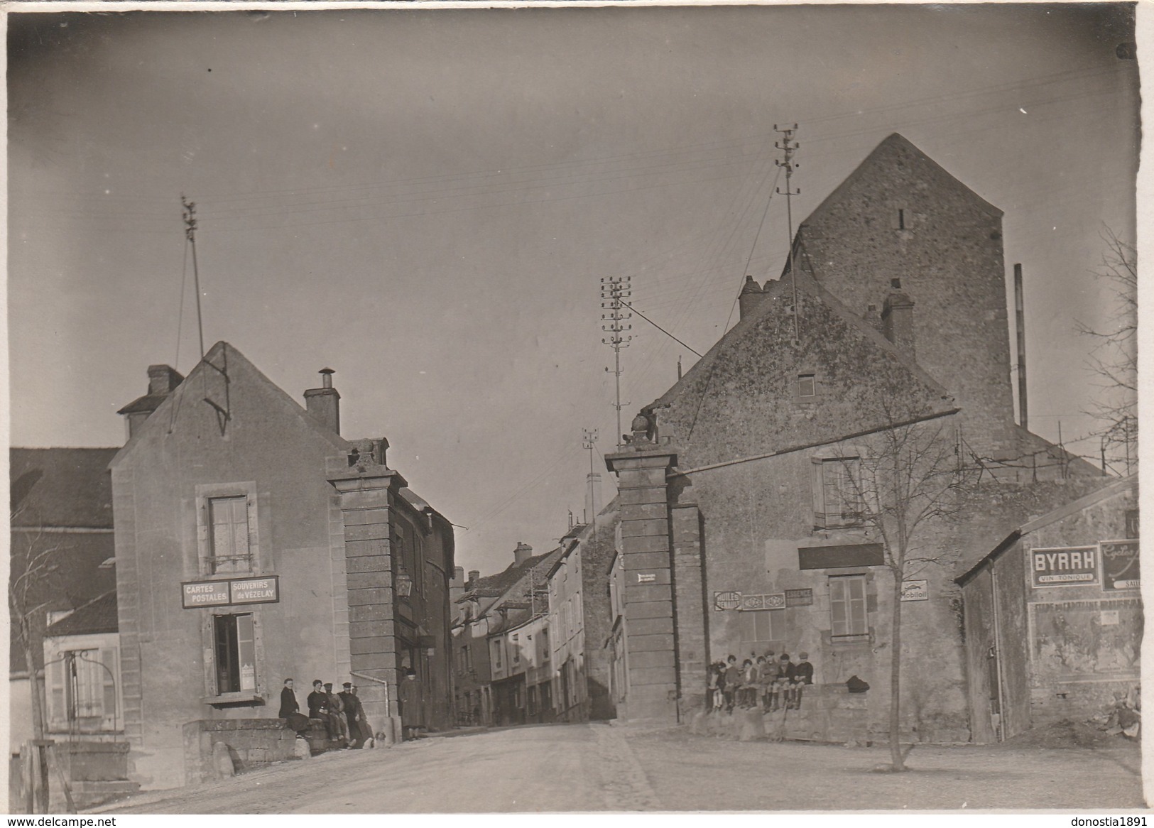 VEZELAY ( Yonne 89)  Rue Avec Publicités Murales (Byrrh) Et D'un Marchand De Cartes Postales 126x178  Dos Vierge - Lugares