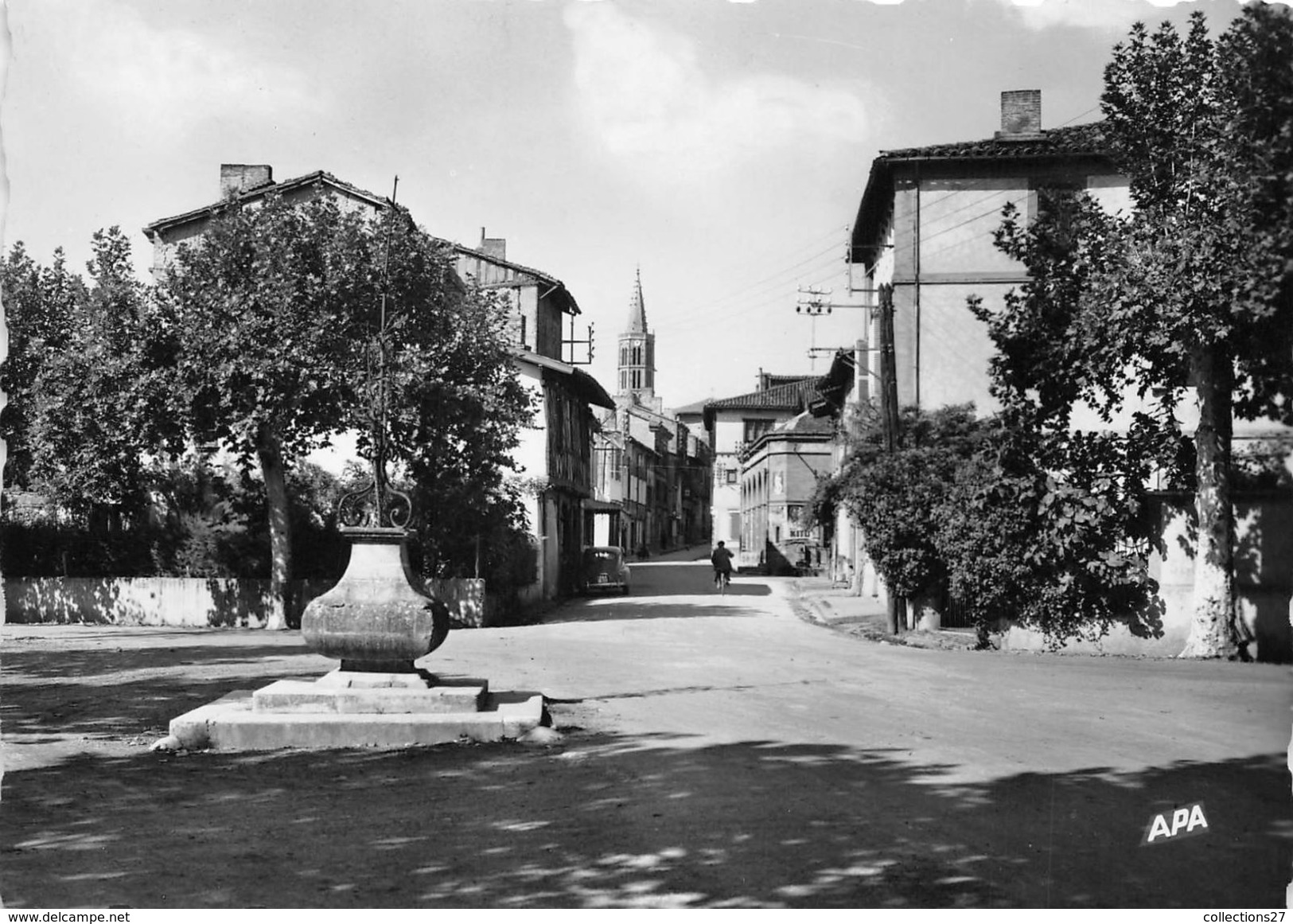 09-LEZAT- INTERIEUR DE LA VILLE ET LE CLOCHER DE L'EGLISE - Lezat Sur Leze