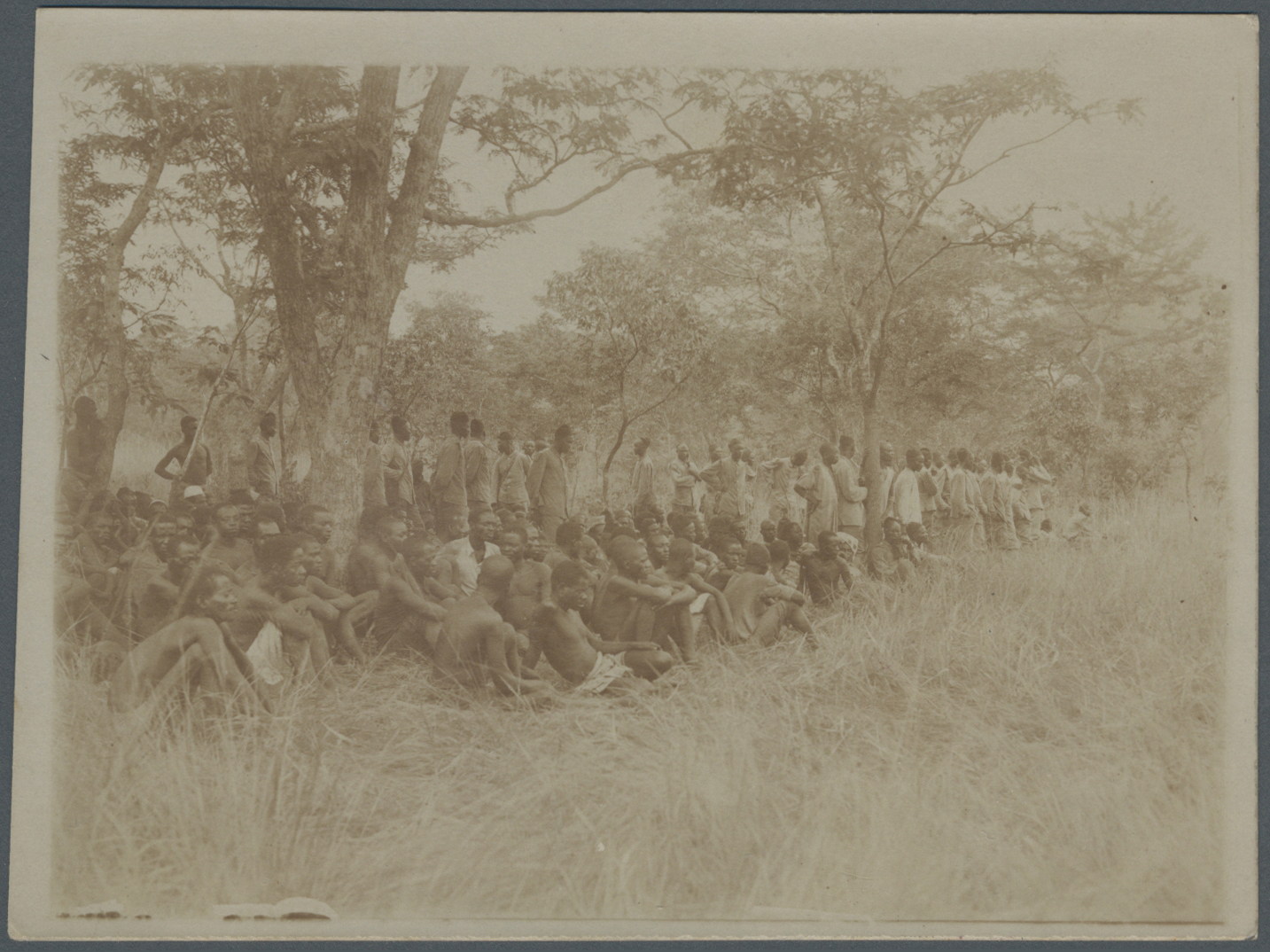 Br Deutsch-Ostafrika: 1915/1919: Fotoansichtskarte "Eingeborene Träger" Von Daressalaam 1915 Mit  Rotem - Afrique Orientale