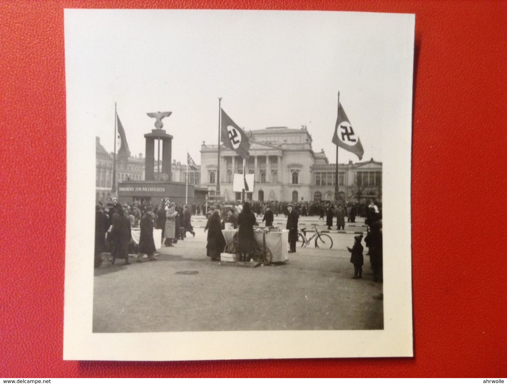 Foto WW2 Kundgebung Berlin ?  Auf Platz Mit Hakenkreuzfahnen Und Symbolen Dokumente Zum Polenfeldzug Agfa Lupex Ca. 1940 - Guerre, Militaire