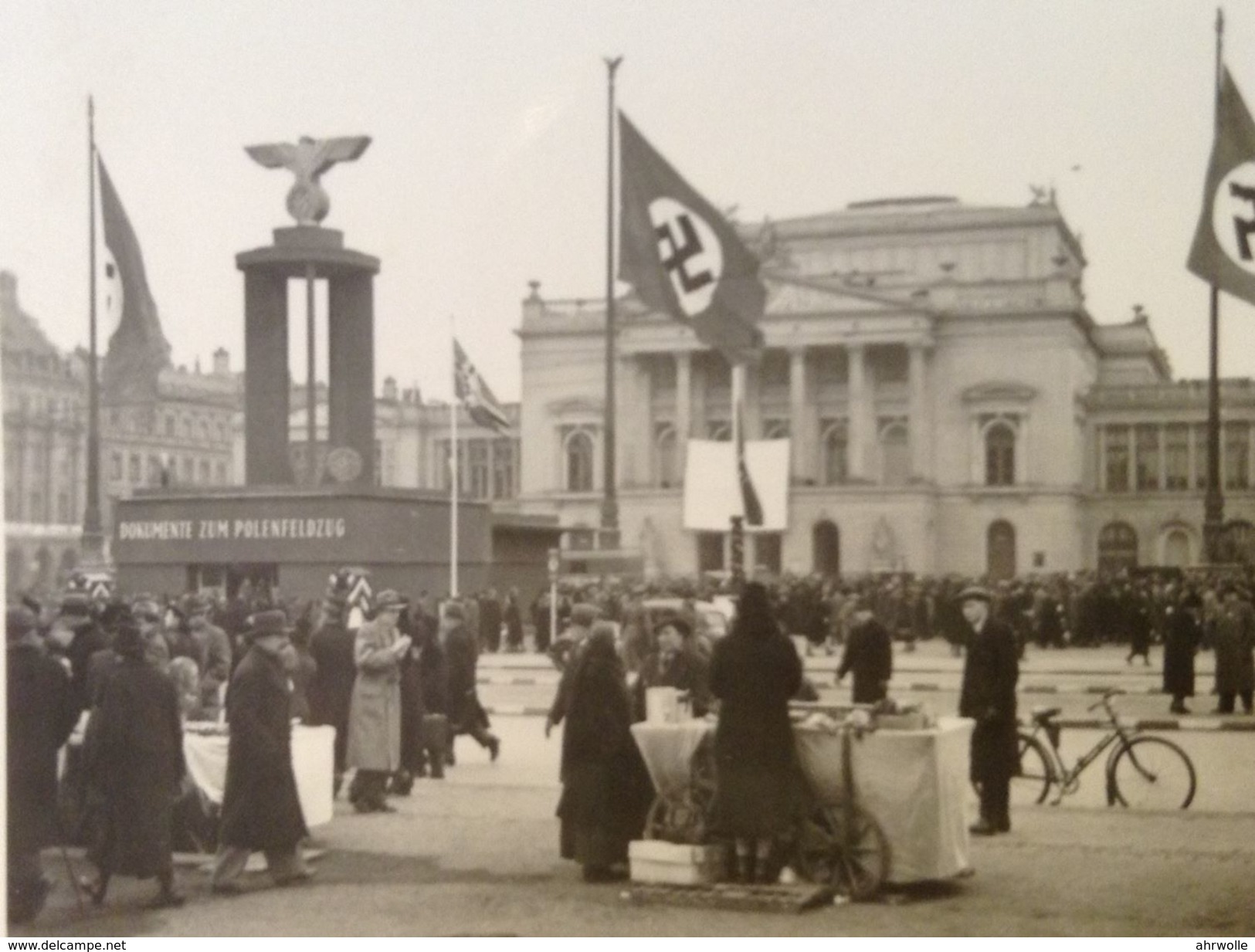 Foto WW2 Kundgebung Berlin ?  Auf Platz Mit Hakenkreuzfahnen Und Symbolen Dokumente Zum Polenfeldzug Agfa Lupex Ca. 1940 - War, Military