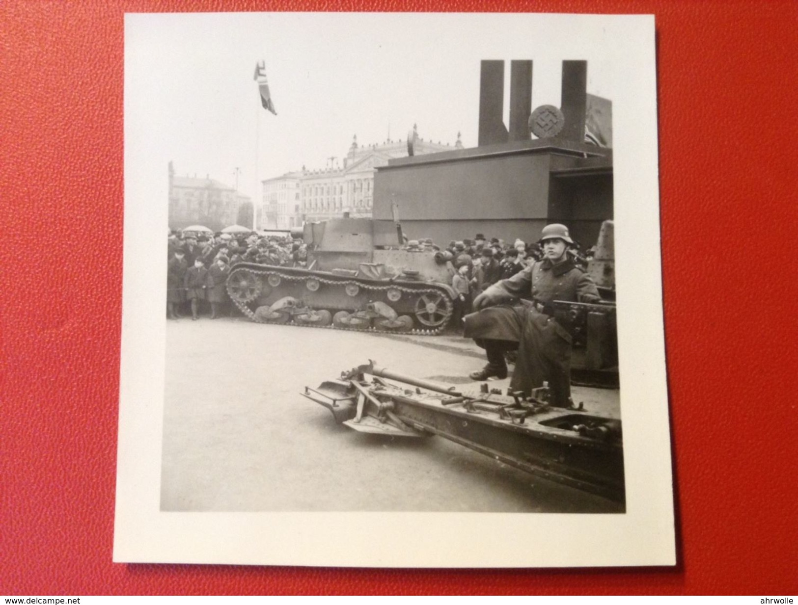 Foto WW2 Panzer Tank Berlin ? Auf Platz Mit Hakenkreuzfahnen Und Symbolen Und Soldat Stahlhelm Agfa Lupex Ca. 1940 - Krieg, Militär