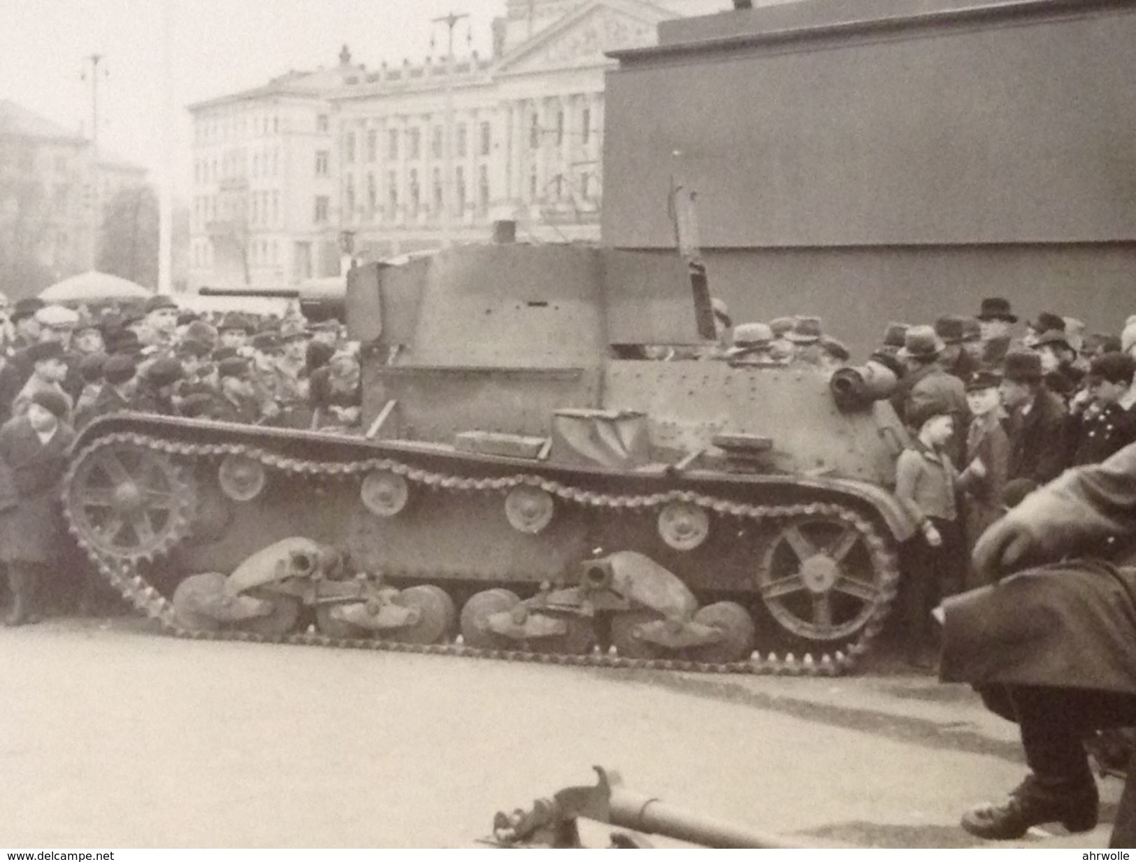 Foto WW2 Panzer Tank Berlin ? Auf Platz Mit Hakenkreuzfahnen Und Symbolen Und Soldat Stahlhelm Agfa Lupex Ca. 1940 - Krieg, Militär