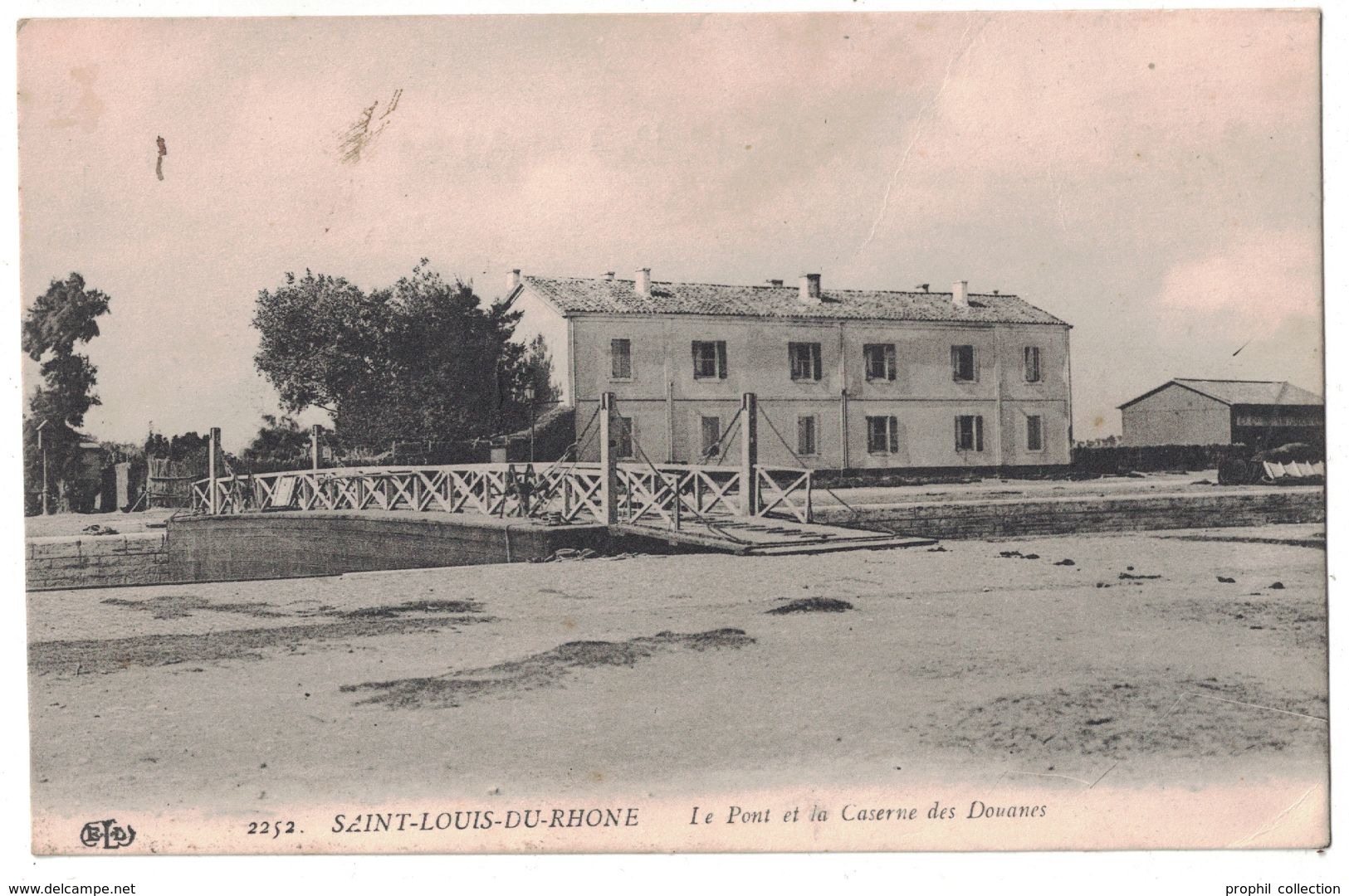 RARE ! SAINT LOUIS DU RHONE (13) - LE PONT De LA CASERNE DES DOUANES PASSAGE SUR UN CANAL ? - Saint-Louis-du-Rhône