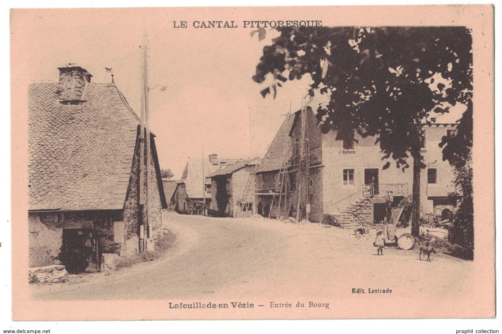 LAFEUILLADE EN VEZIE (Cantal 15) - L'ENTRÉE DU BOURG VILLAGE AVEC ANIMATION CHIEN MAISON POMPE SERVICE ENFANT - Autres & Non Classés