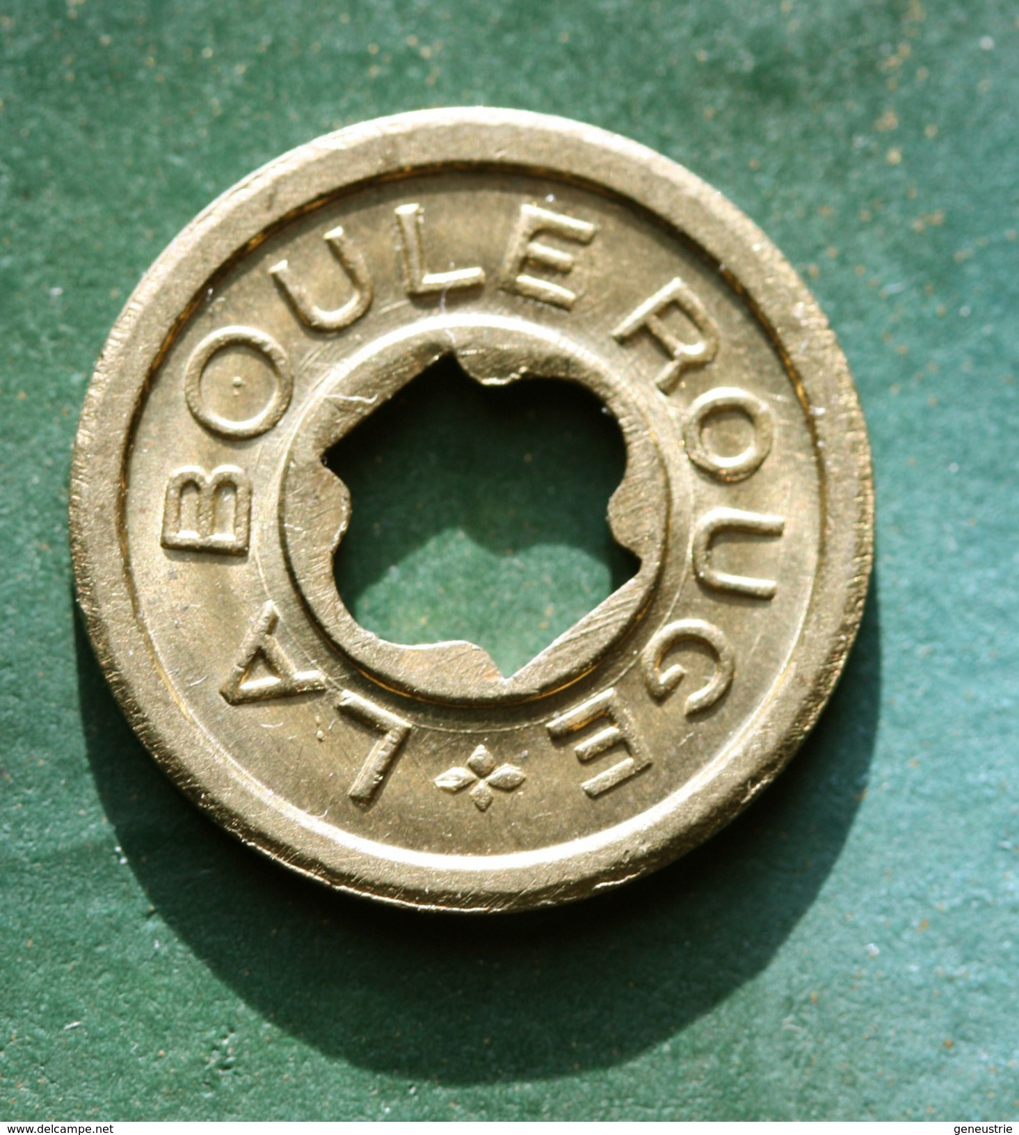 Beau Jeton De Nécessité Ou De Jeu "La Boule Rouge / 13" French Emergency Token - Monetary / Of Necessity