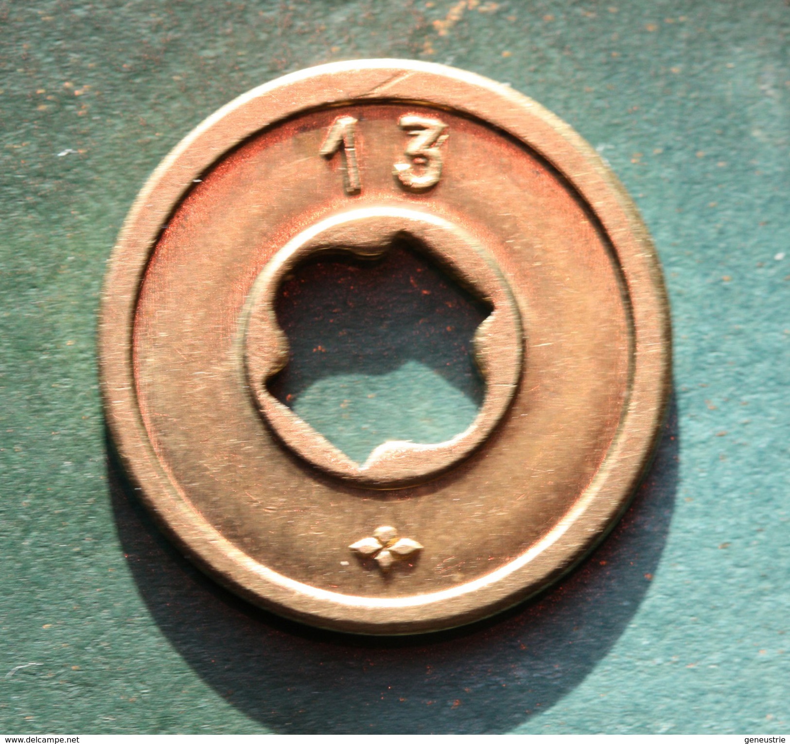 Beau Jeton De Nécessité Ou De Jeu "La Boule Rouge / 13" French Emergency Token - Monetary / Of Necessity