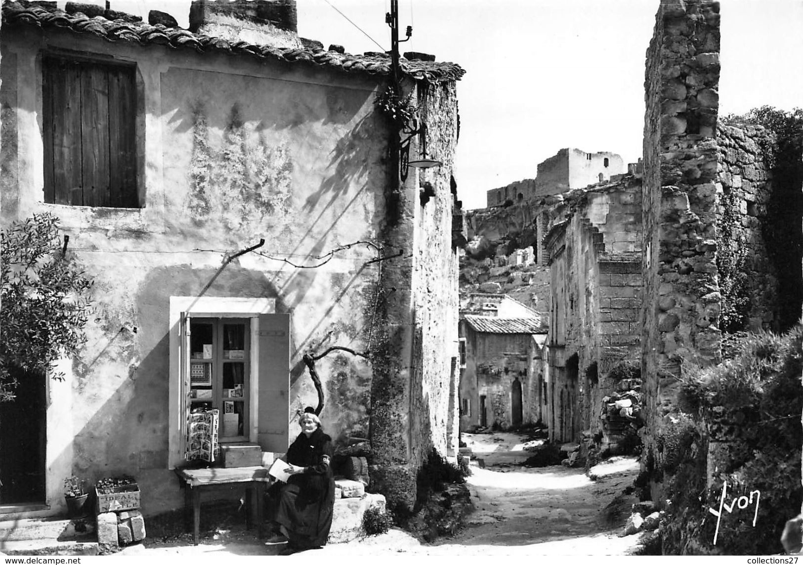 13-LES BAUX- RUE DU TRINCAT AU FOND RUINES DU CHATEAU FEODAL - Les-Baux-de-Provence