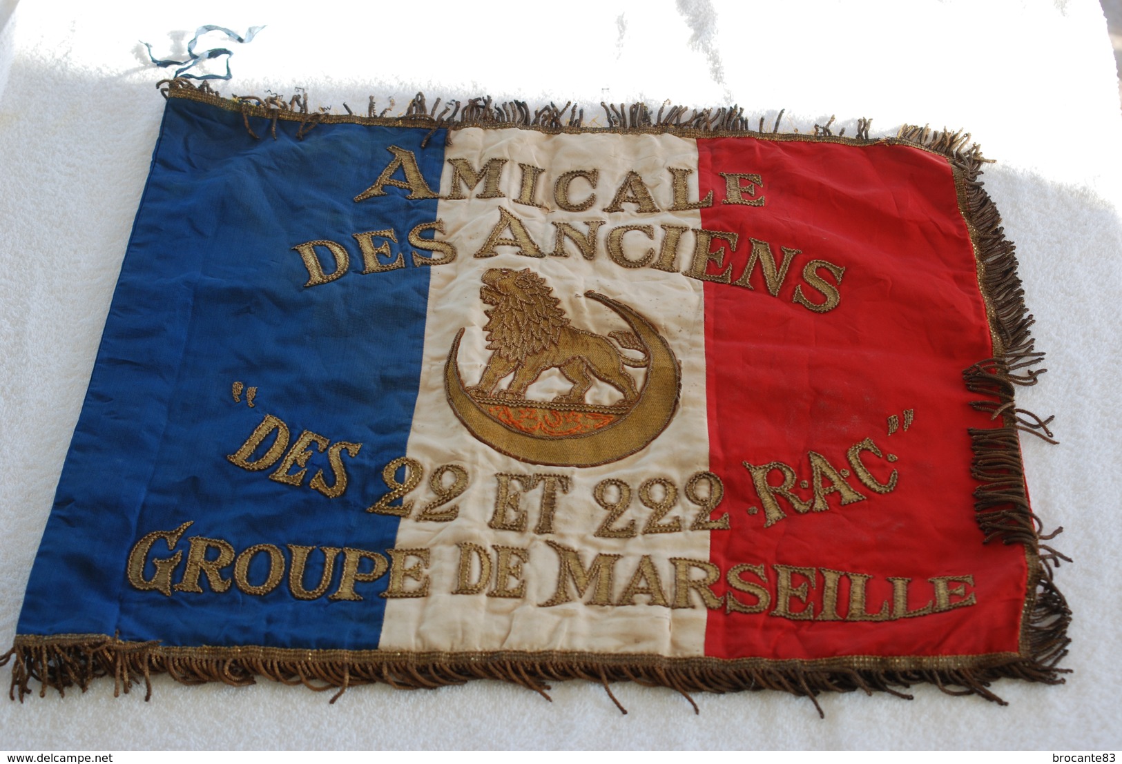 Drapeau De L Amicale Des Anciens Des 22 Et 222 RAC Groupe De Marseille - Flags