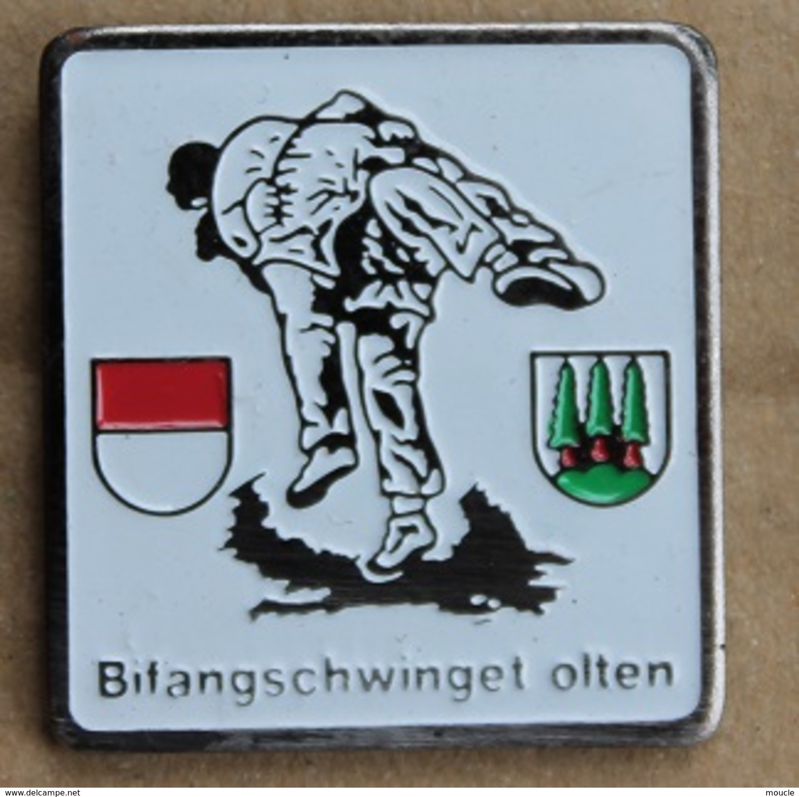 LUTTE SUISSE - BIFANGSCHWINGET - OLTEN - SCHWEIZ - SWITZERLAND - LUTTEURS - FOND BLANC -  ( GRENAT) - Ringen