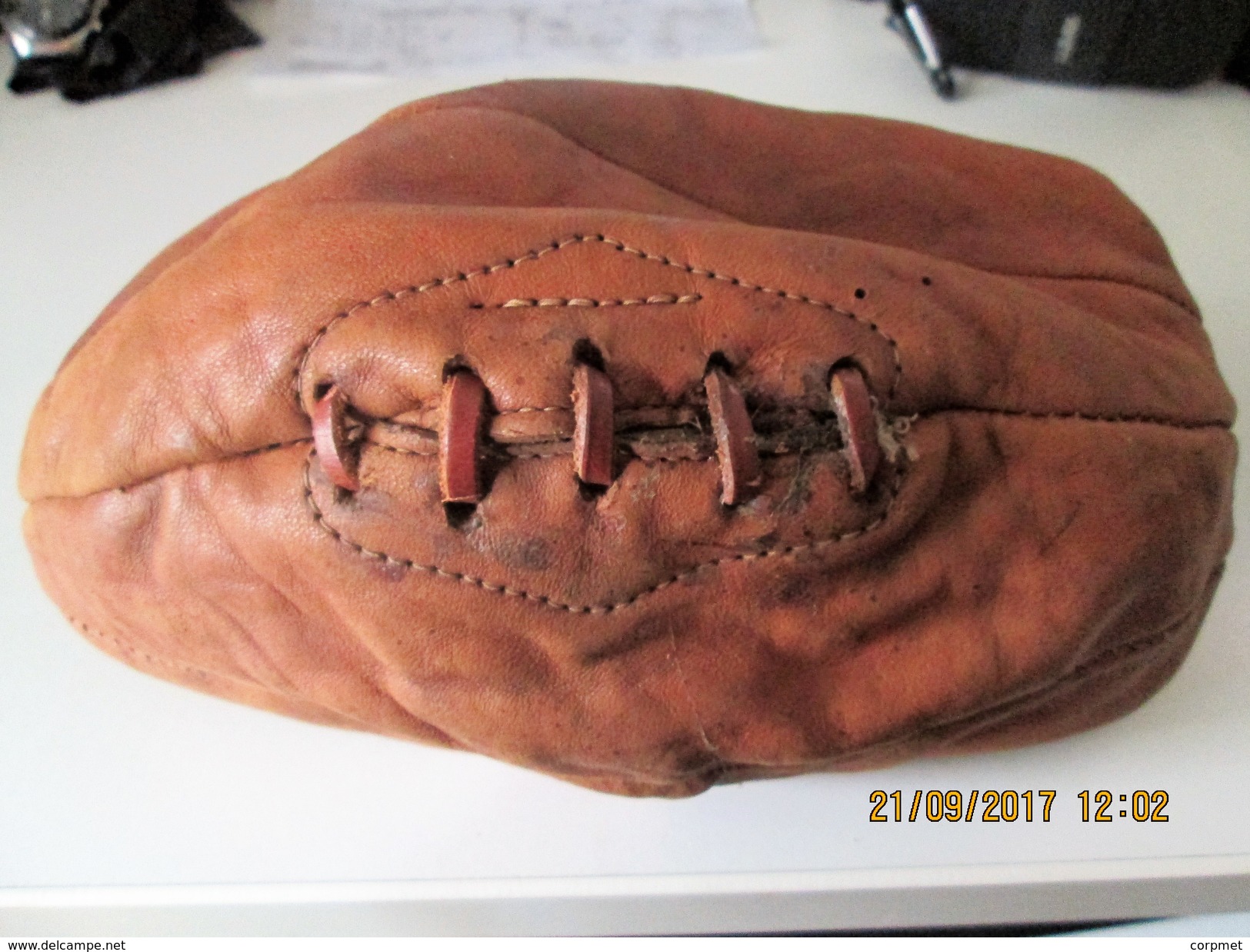 RUGBY - UNE Rare BALLE DE RUGBY Le Numéro 4 - C/1900's D'UN CUIR Chamois - Rare BALL OF RUGBY - Colored LEATHER - Rugby