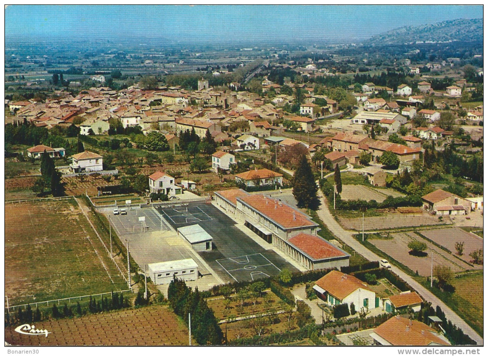 CPSM 84 PIOLENC VUE AERIENNE  TERRAIN DE FOOT BASKET ECOLE CARGAULES - Piolenc