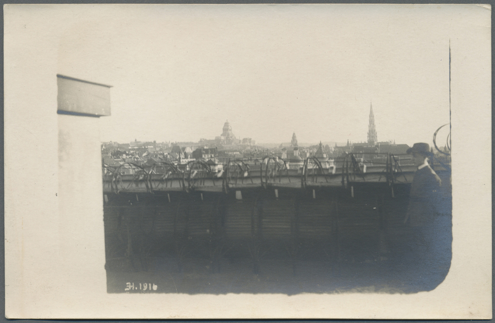 Thematik: Pfadfinder / Boy Scouts: 1916: AK Foto 1.WK Pfadfinder Mit Blick über Brüssel 1916 Belgien  Kommandantur Brüss - Other & Unclassified