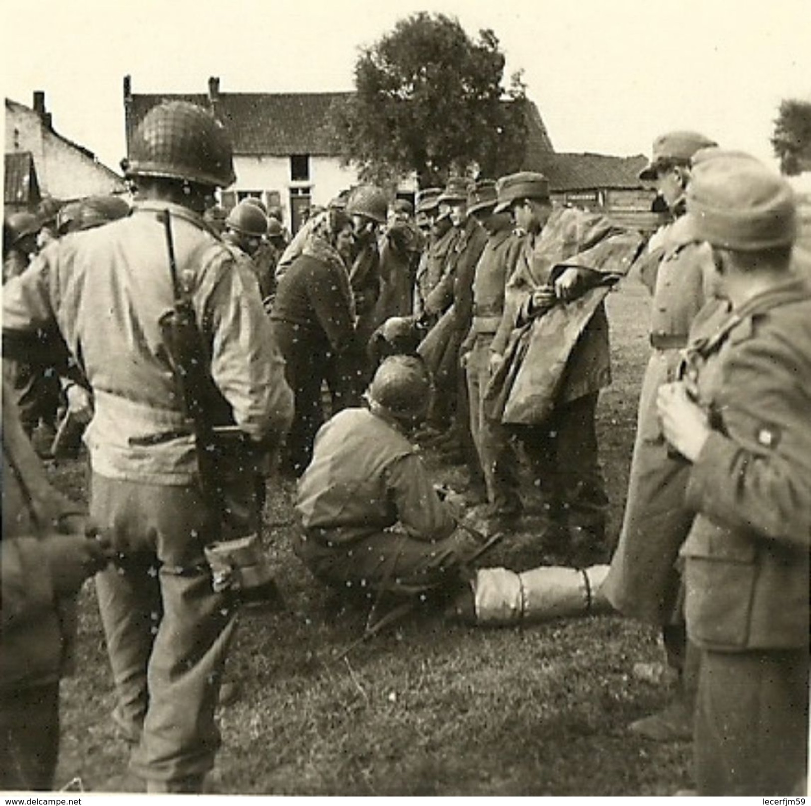 BELGIQUE GUERRE 40-45 PHOTO ORIGINALE DE LA LIBERATION DE MONS CUESMES EN 1944 CIVILS ET SOLDATS GI'S AMERICAINS - Oorlog, Militair