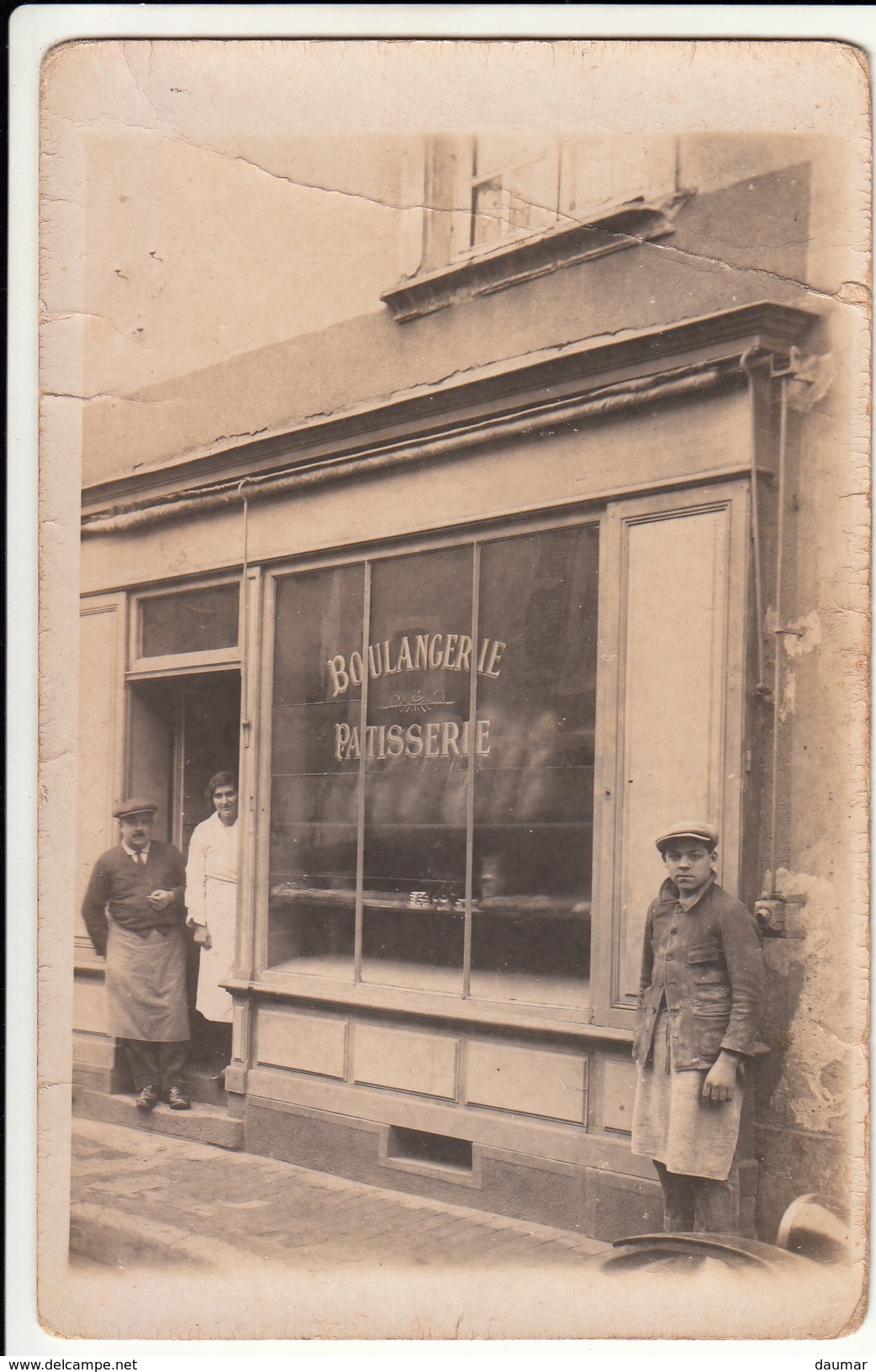 BOULANGERIE PATISSERIE à Savigné L'Évêque, De La Farine Sur Les Tabliers Des Boulangers... - Magasins