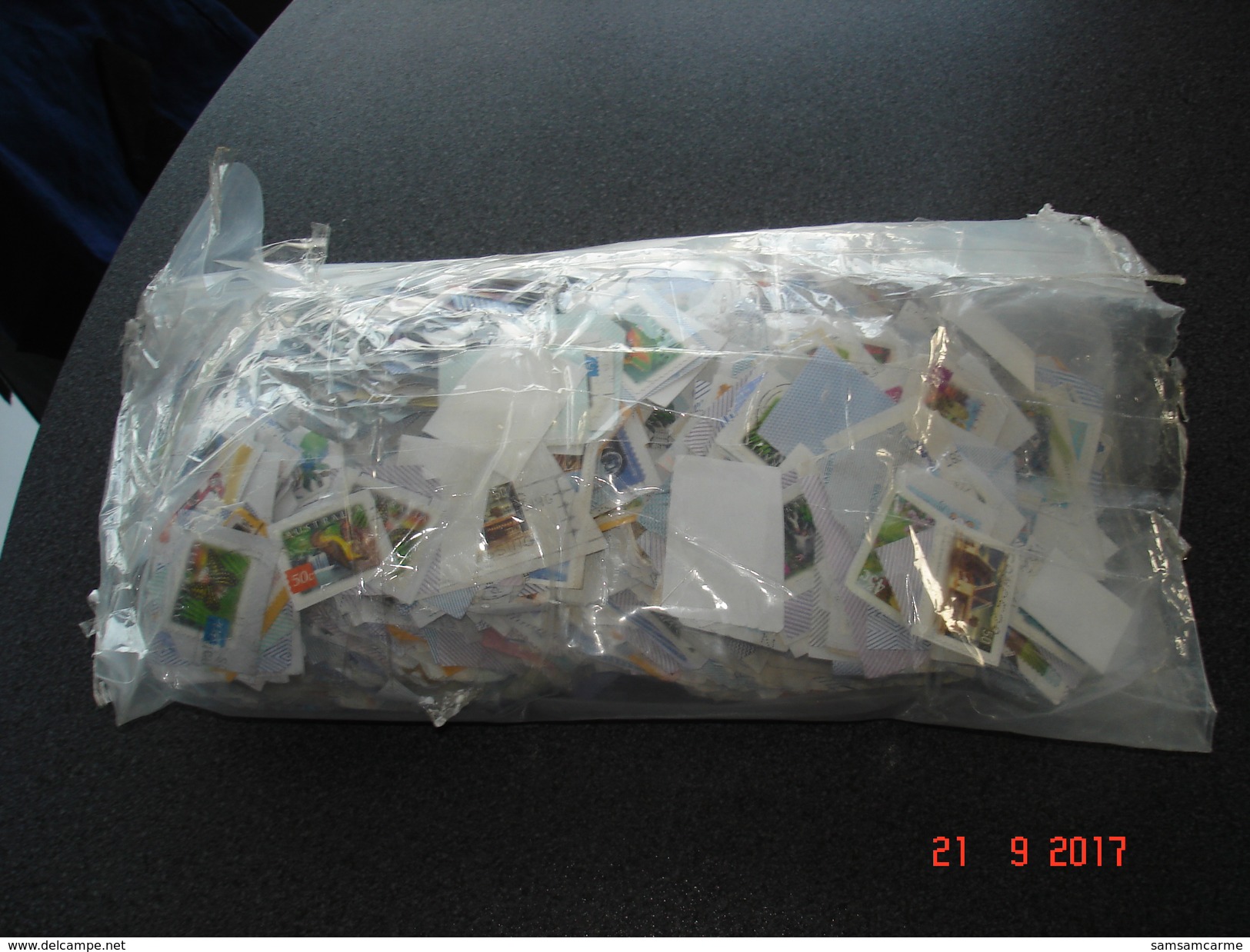 BEAU VRAC DE TIMBRES OBLITERES SUR FRAGMENTS D'AUSTRALIE  (ENVIRON 800 GRAMMES) - Lots & Kiloware (mixtures) - Min. 1000 Stamps