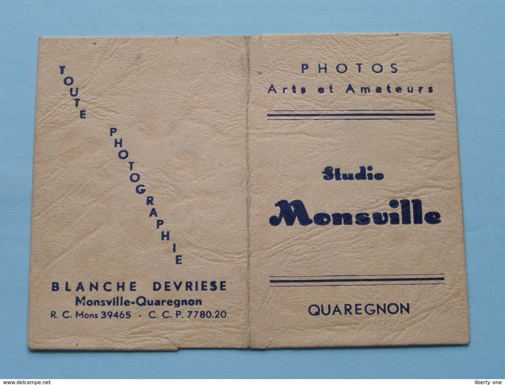 Kaftje / Pochette : Studio MONSVILLE Quaregnon - Blanche Devriese ( Form. +/- 7 X 10 Cm. ) ! - Materiale & Accessori