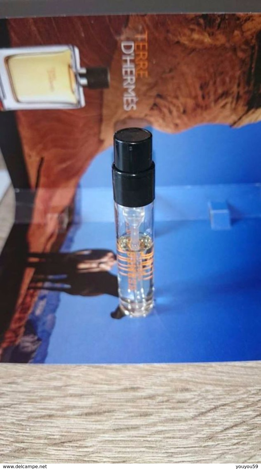 PUBLICITE / CARTE / ECHANTILLON DU PARFUM TERRE D'HERMES - TUBE VAPORISATEUR PARFUM REMPLI A PLUS DE LA MOITIÉ - Echantillons (tubes Sur Carte)