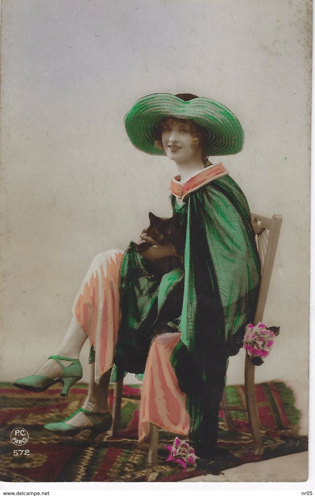 CPA FANTAISIE FEMME Assise Tenant Un Chat Avec Large Chapeau Et Vetements Verts Et Oranges - Mujeres