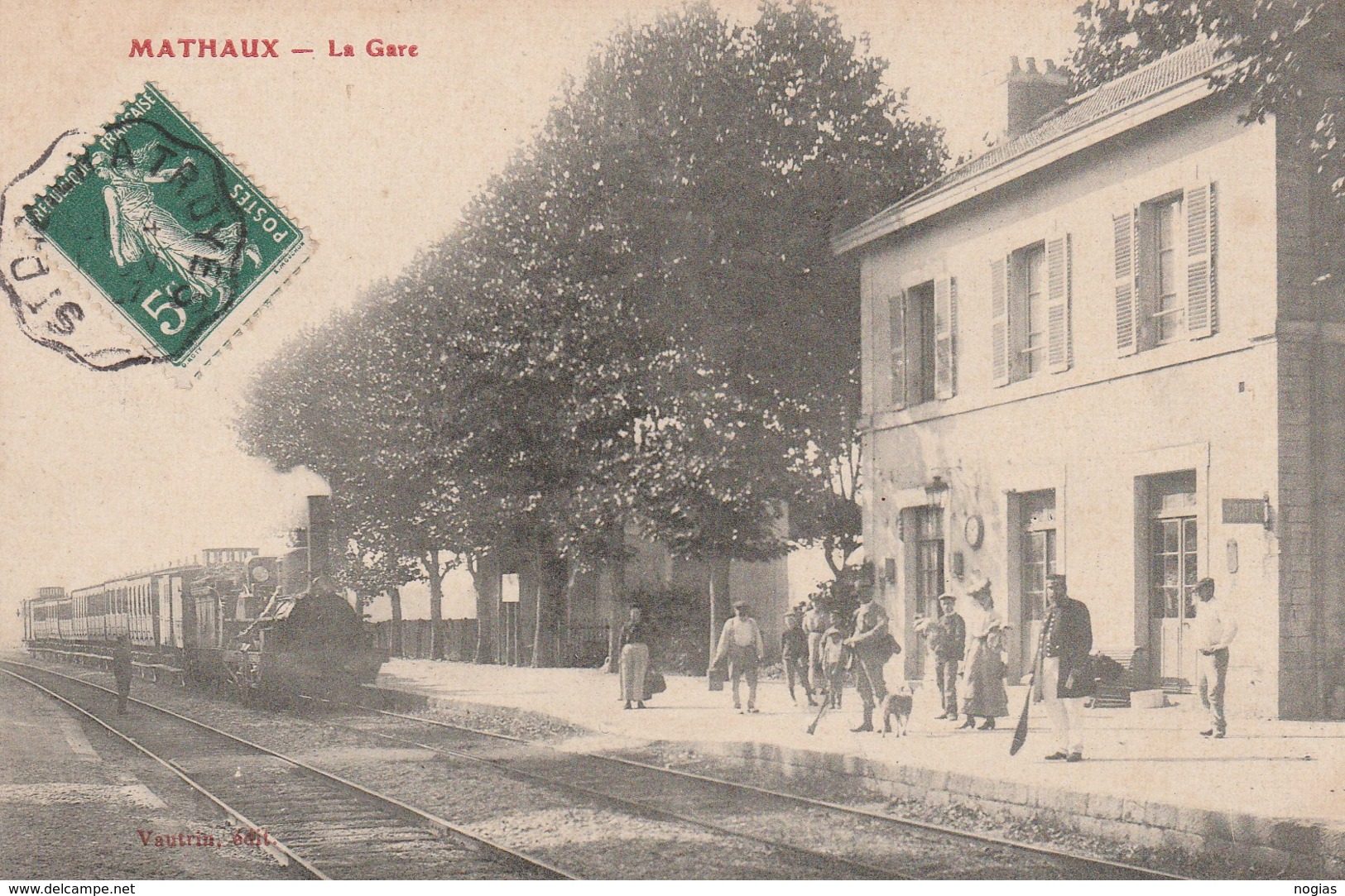 MATHAUX - LE TRAIN ARRIVE EN GARE - TRES BELLE CARTE - ANIMATION SUR LE QUAI DE LA GARE - TOP !!! - Gares - Avec Trains