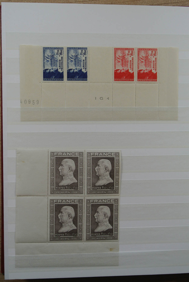 Frankreich: 1925/1940 (ca.): Stockbook with souvenir sheets of France: (Yvert no's): souvenir sheet