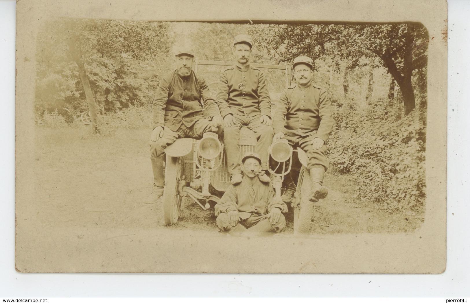 GUERRE 1914-18 - Belle Carte Photo Militaire Posant Avec Automobile Dans La Marne En 1915 - War 1914-18