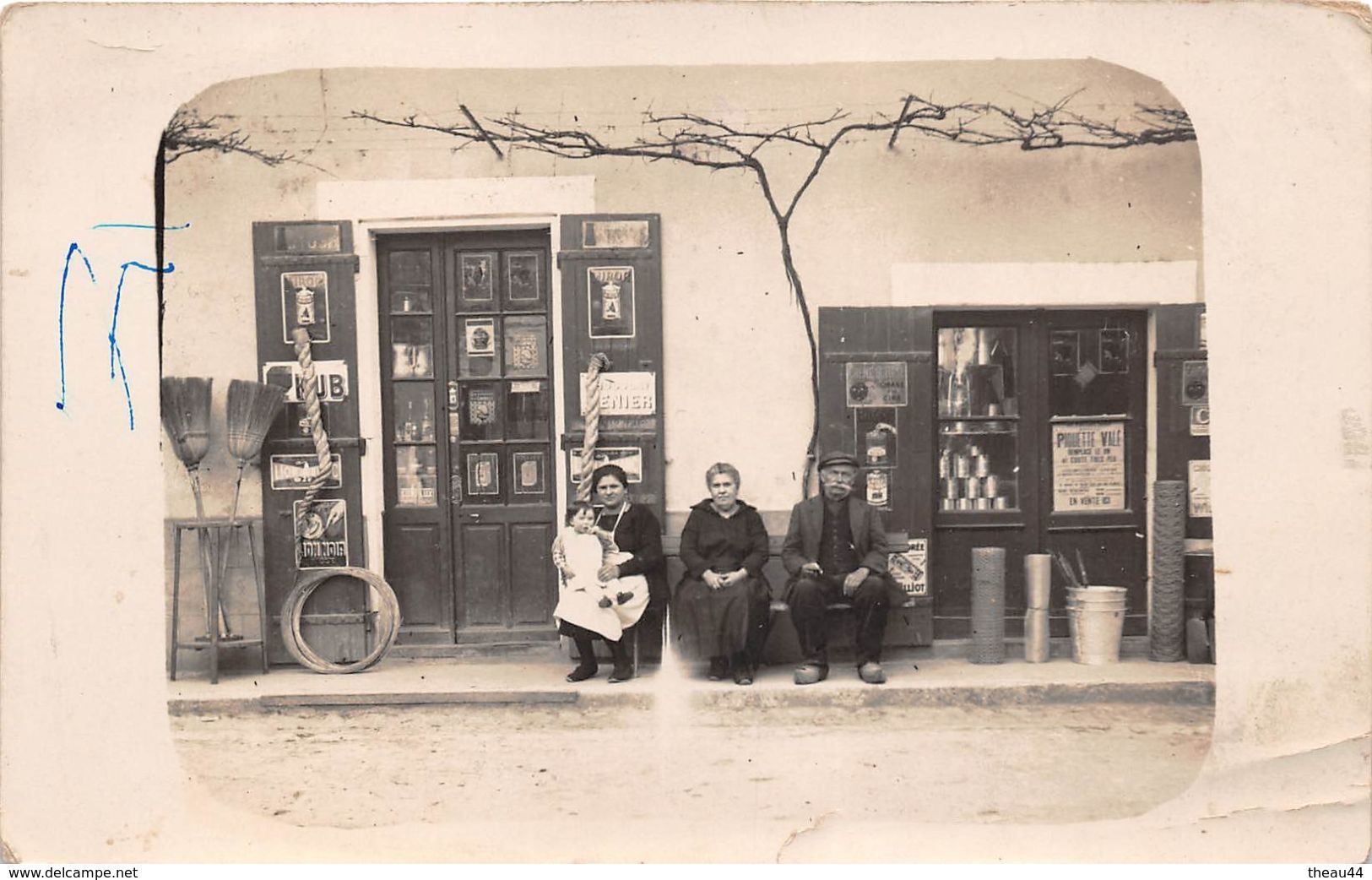 Carte-Photo Non Située  -  Groupe De Personnes Devant Un Commerce  -  Epicerie - Publicité Pour La "Piquette Valé" - To Identify