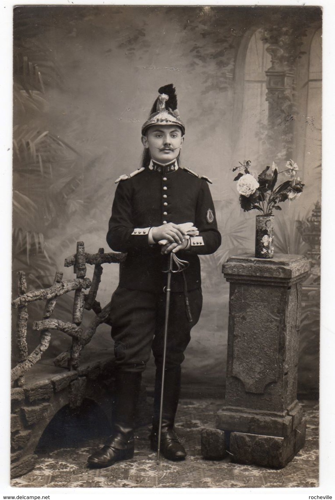 -Photo Militaire En Pied,  Régiment De Cuirassiers ( ?) Col 14, Casque, Sabre, Insigne Manche - Anonymous Persons